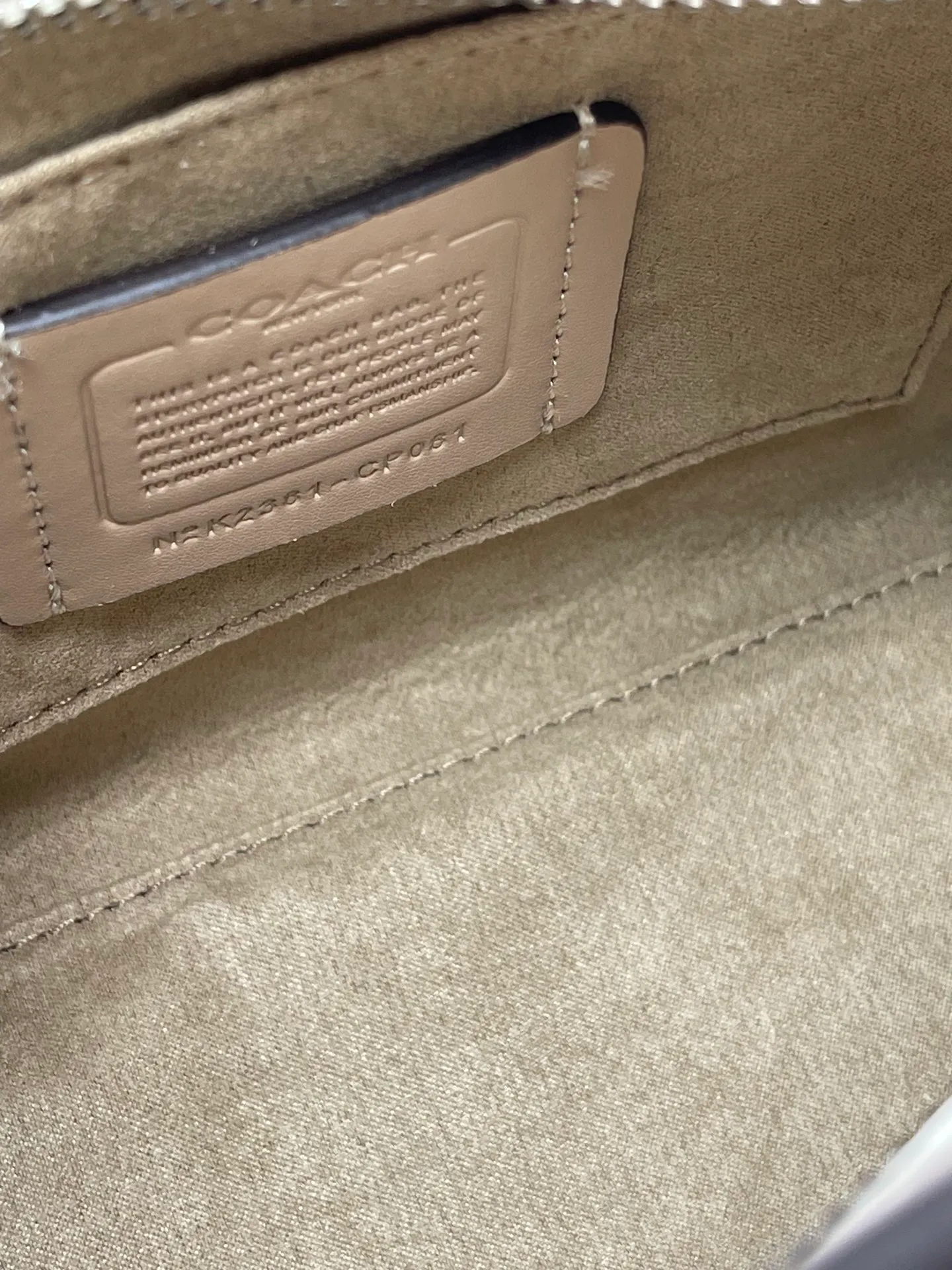 Batch 440💰COACH/Coach new model CP262 January new Andrea Diana bag, versatile bag for autumn and winter. Classic color matching, versatile style, timeless Diana bag, can be easily used and matched as a hand-held crossbody. The zipper design protects items from falling out. It is not too large but has a pleasant capacity, which is sufficient and easy to carry. Size 22X16.5X11.5