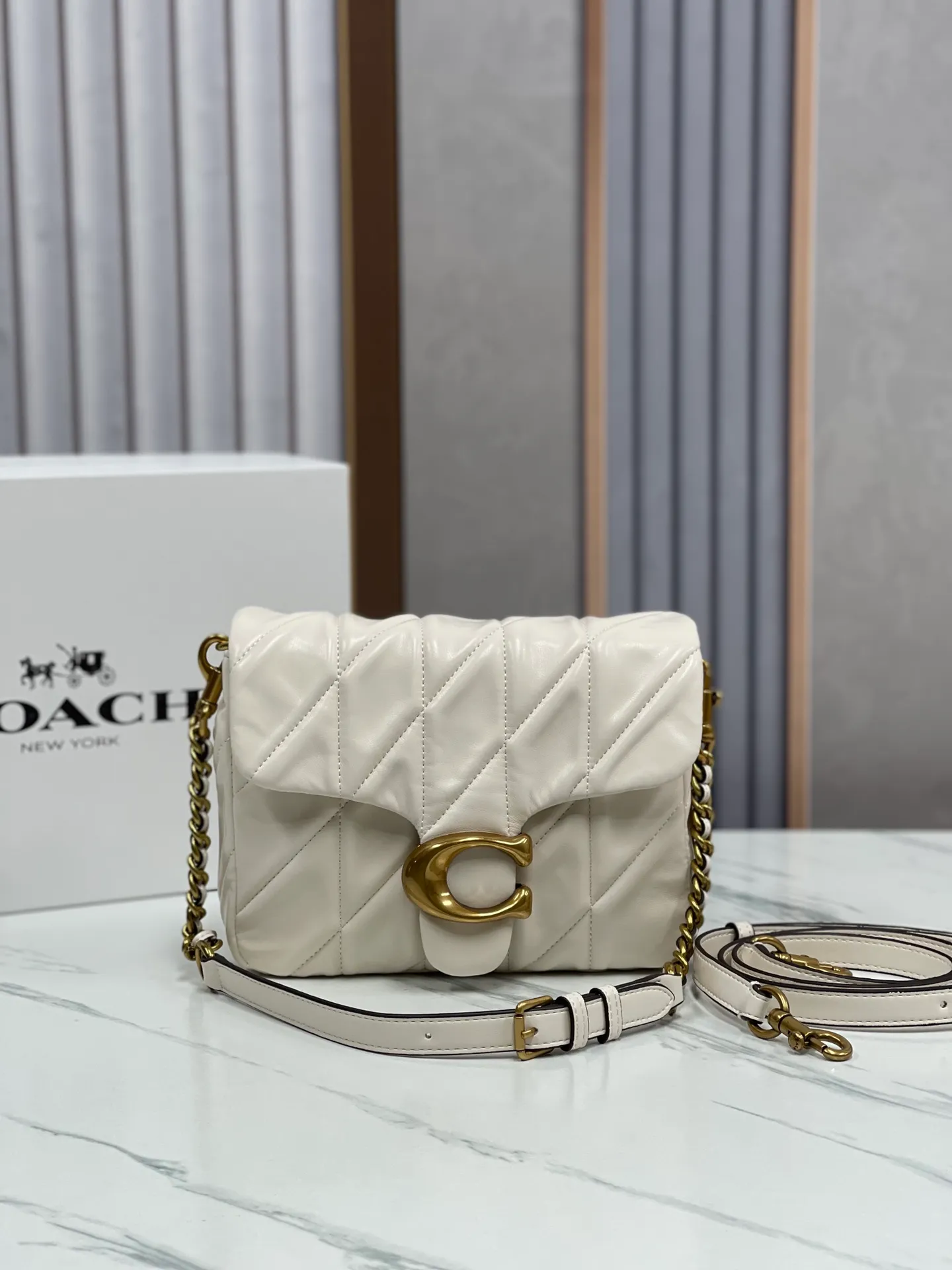 P480💰Coach’s new Square Tabby20 is retro and high-end, with a sheepskin texture. Square shoulder crossbody chain women's bag CW629, size 21×16×7. white black
