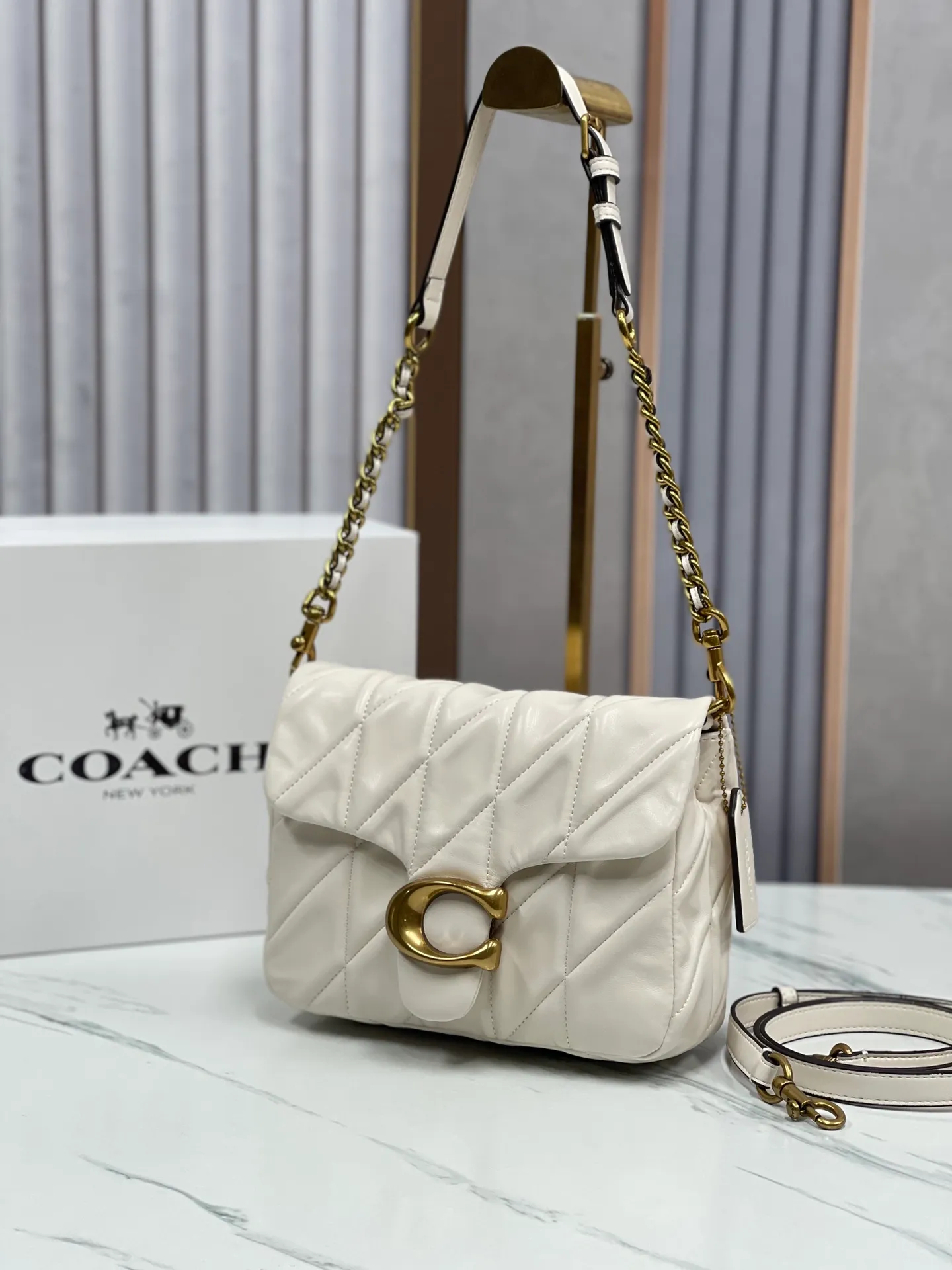 P480💰Coach’s new Square Tabby20 is retro and high-end, with a sheepskin texture. Square shoulder crossbody chain women's bag CW629, size 21×16×7. white black