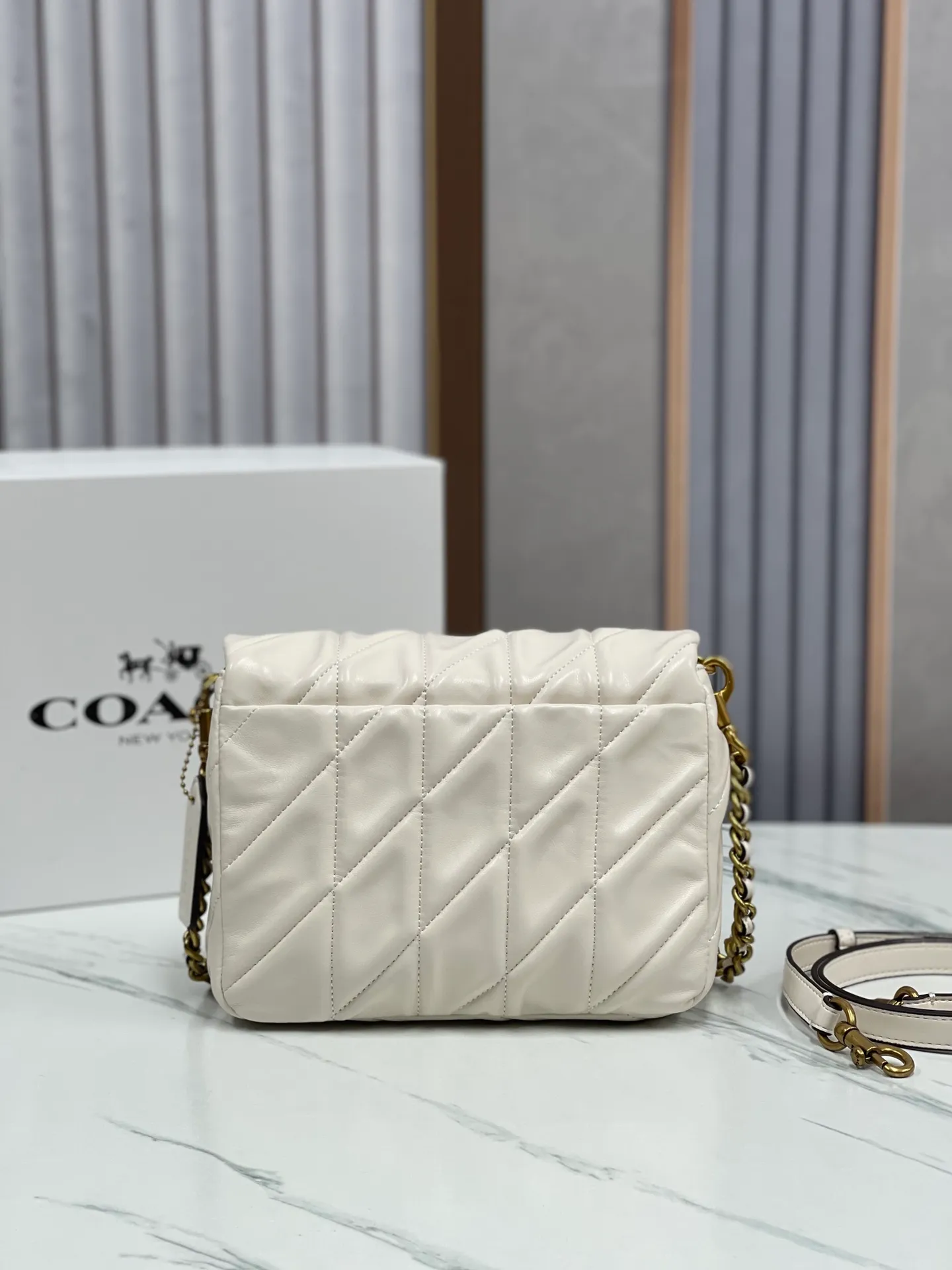 P480💰Coach’s new Square Tabby20 is retro and high-end, with a sheepskin texture. Square shoulder crossbody chain women's bag CW629, size 21×16×7. white black