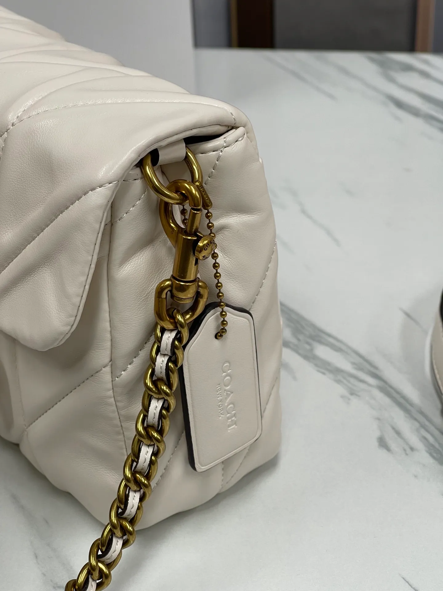 P480💰Coach’s new Square Tabby20 is retro and high-end, with a sheepskin texture. Square shoulder crossbody chain women's bag CW629, size 21×16×7. white black