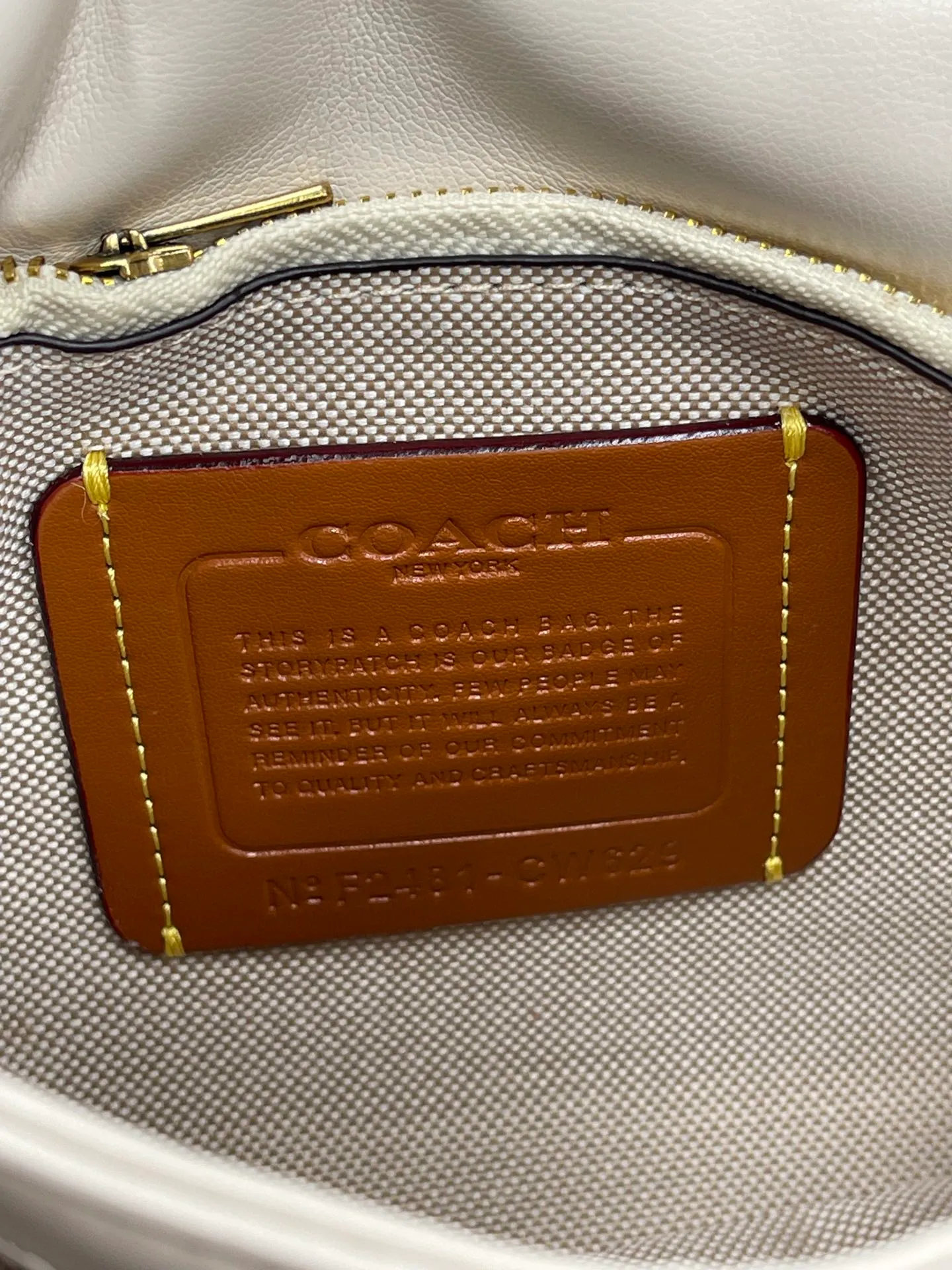 P480💰Coach’s new Square Tabby20 is retro and high-end, with a sheepskin texture. Square shoulder crossbody chain women's bag CW629, size 21×16×7. white black