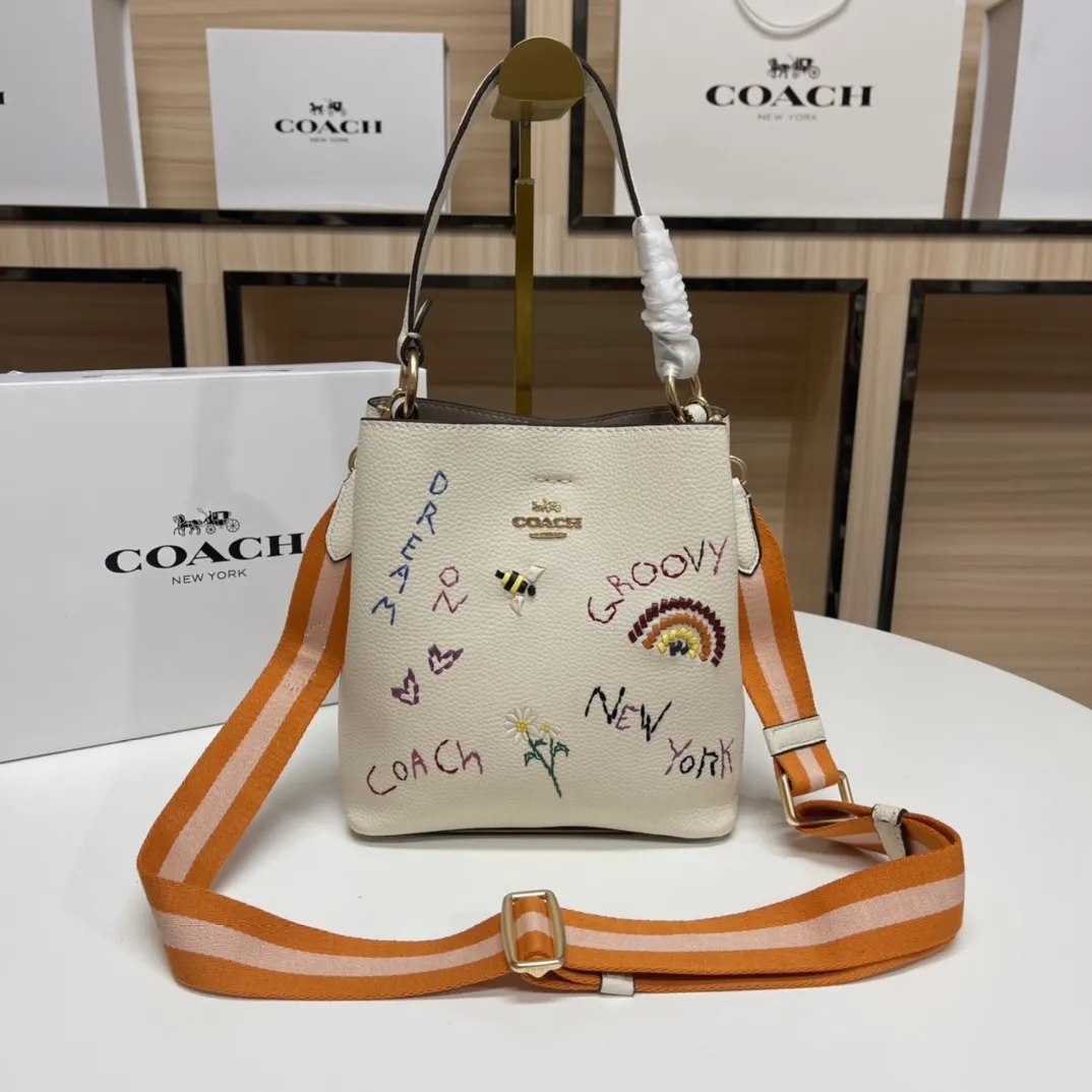 Batch 520💰coach/Coach new model, co-branded with Basquiat, the latest model, small embroidered woven bucket bag. 👑, with cloth shoulder straps and wrist straps, it can meet various travel matching needs. Full leather bag body, with first-layer cowhide 🌹Size 21x22X10.5