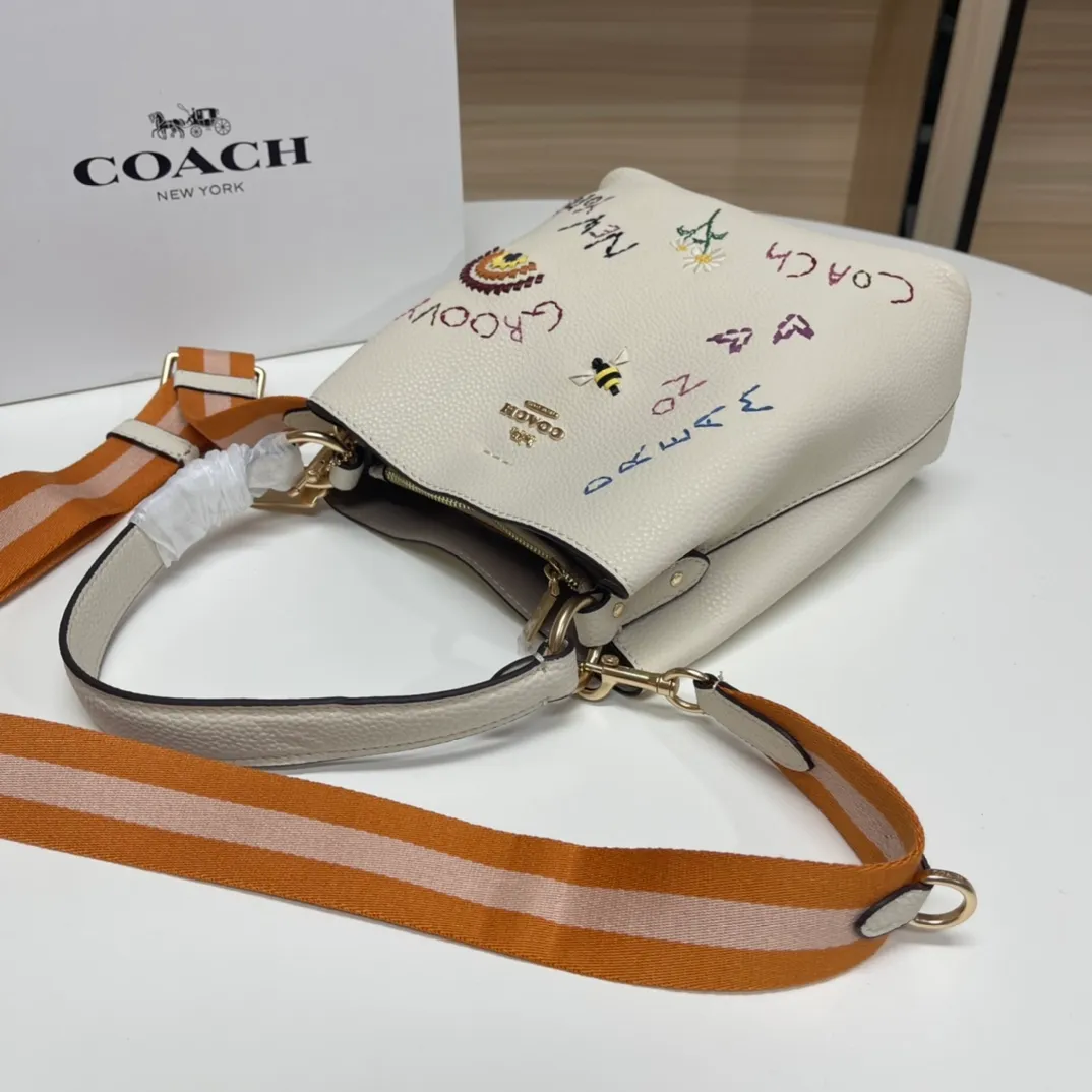 Batch 520💰coach/Coach new model, co-branded with Basquiat, the latest model, small embroidered woven bucket bag. 👑, with cloth shoulder straps and wrist straps, it can meet various travel matching needs. Full leather bag body, with first-layer cowhide 🌹Size 21x22X10.5