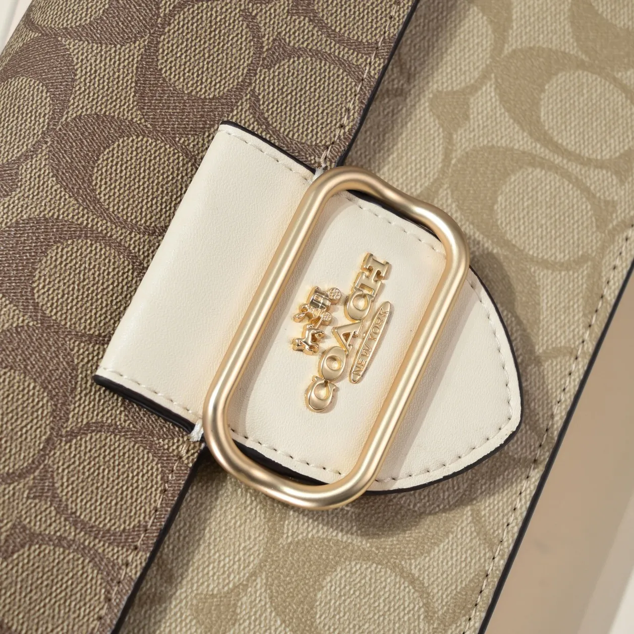 P440 [Top original order] New COACH MORGAN classic one-shoulder cross-body armpit bag CH506 milk tea splicing design ~ two different shades of presbyopic fabrics, exquisite and layered, elegant and generous ~ visually very harmonious and versatile! Size:26.5*6.5*14cm