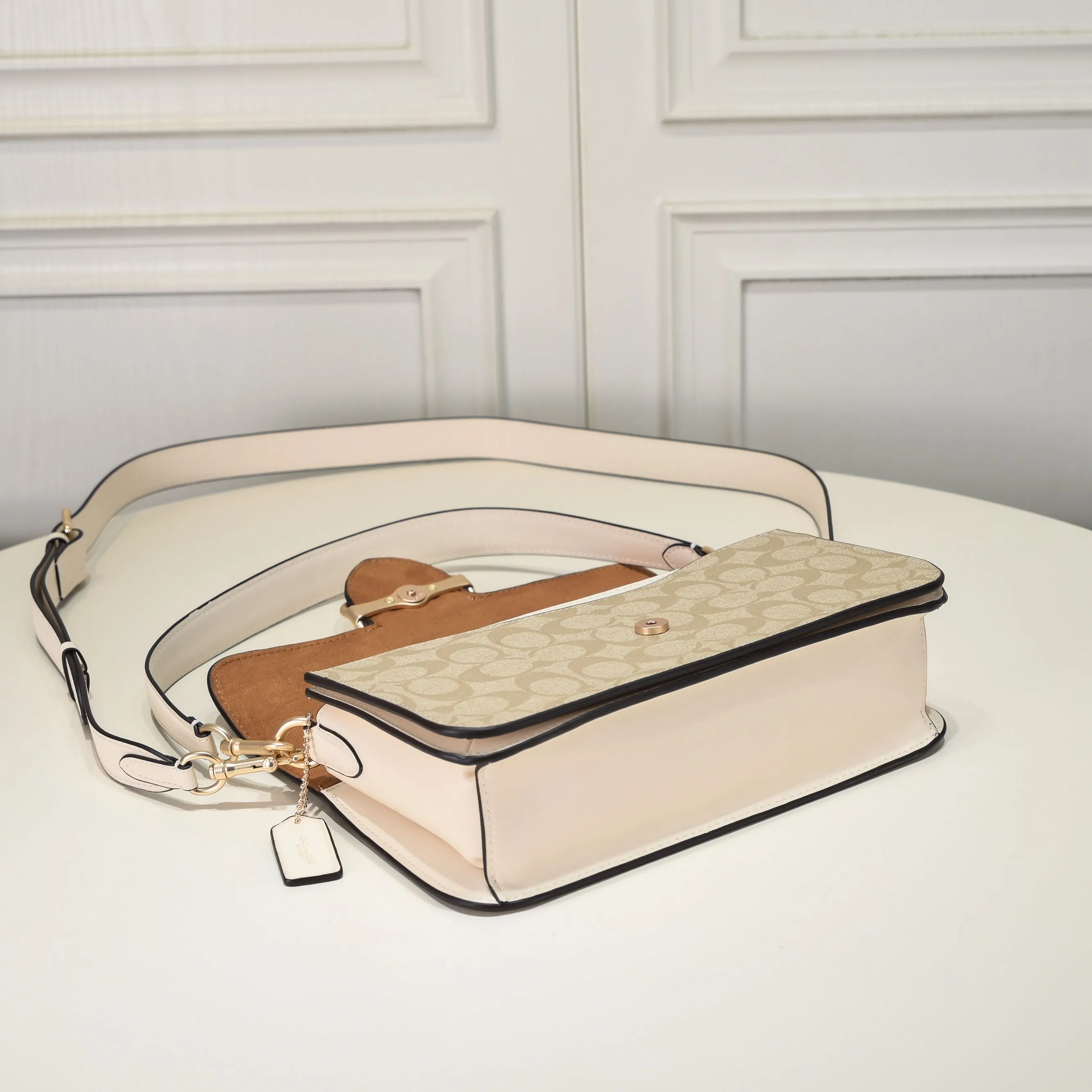 P440 [Top original order] New COACH MORGAN classic one-shoulder cross-body armpit bag CH506 milk tea splicing design ~ two different shades of presbyopic fabrics, exquisite and layered, elegant and generous ~ visually very harmonious and versatile! Size:26.5*6.5*14cm