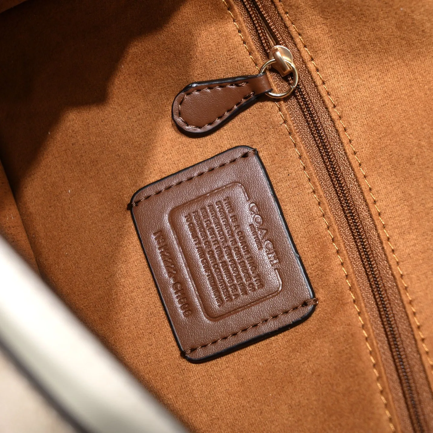 P440 [Top original order] New COACH MORGAN classic one-shoulder cross-body armpit bag CH506 milk tea splicing design ~ two different shades of presbyopic fabrics, exquisite and layered, elegant and generous ~ visually very harmonious and versatile! Size:26.5*6.5*14cm
