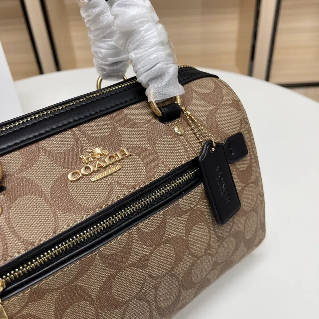 Top original order, batch 480💰COACH/Coach’s new Boston bag 83607 is a super practical bag, regardless of age or season. The bag has a large space and can hold a lot of things. This bag has a long shoulder strap and can be worn cross-body. Size:26*15*13cm