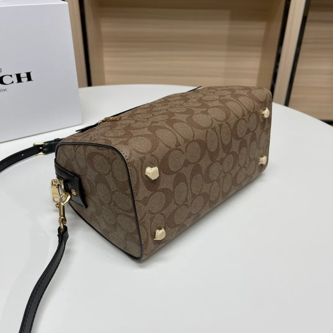 Top original order, batch 480💰COACH/Coach’s new Boston bag 83607 is a super practical bag, regardless of age or season. The bag has a large space and can hold a lot of things. This bag has a long shoulder strap and can be worn cross-body. Size:26*15*13cm