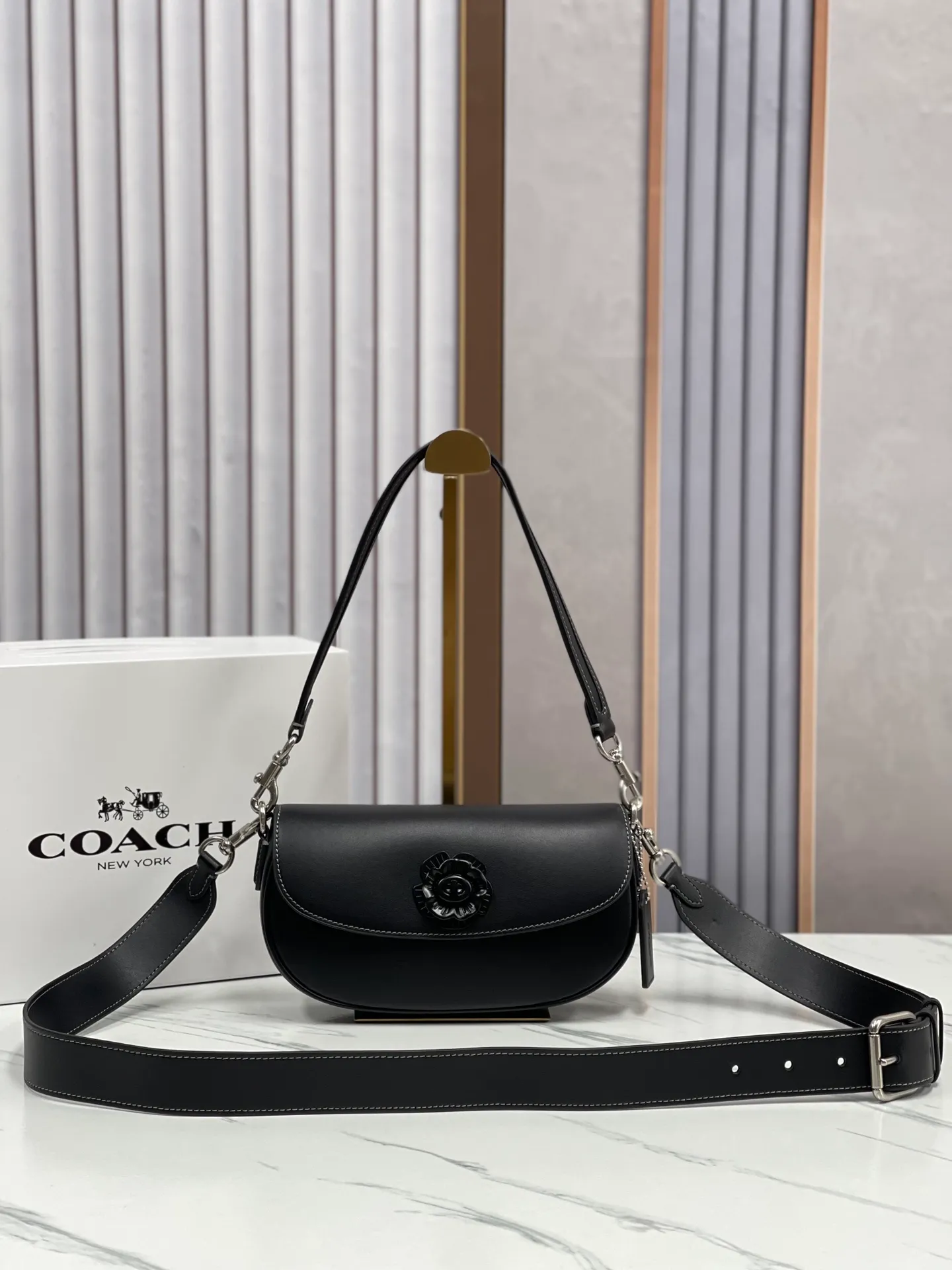 Batch 440💰coach/Coach new women's saddle bag model CU536 shoulder crossbody handbag HARLEY23 retro camellia lock bag armpit bag size: 22*13*5