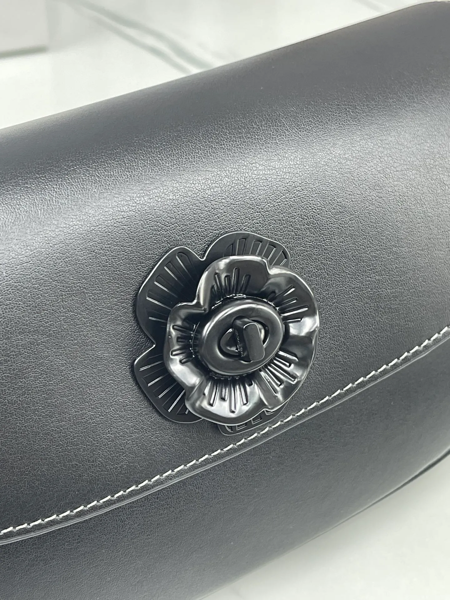 Batch 440💰coach/Coach new women's saddle bag model CU536 shoulder crossbody handbag HARLEY23 retro camellia lock bag armpit bag size: 22*13*5