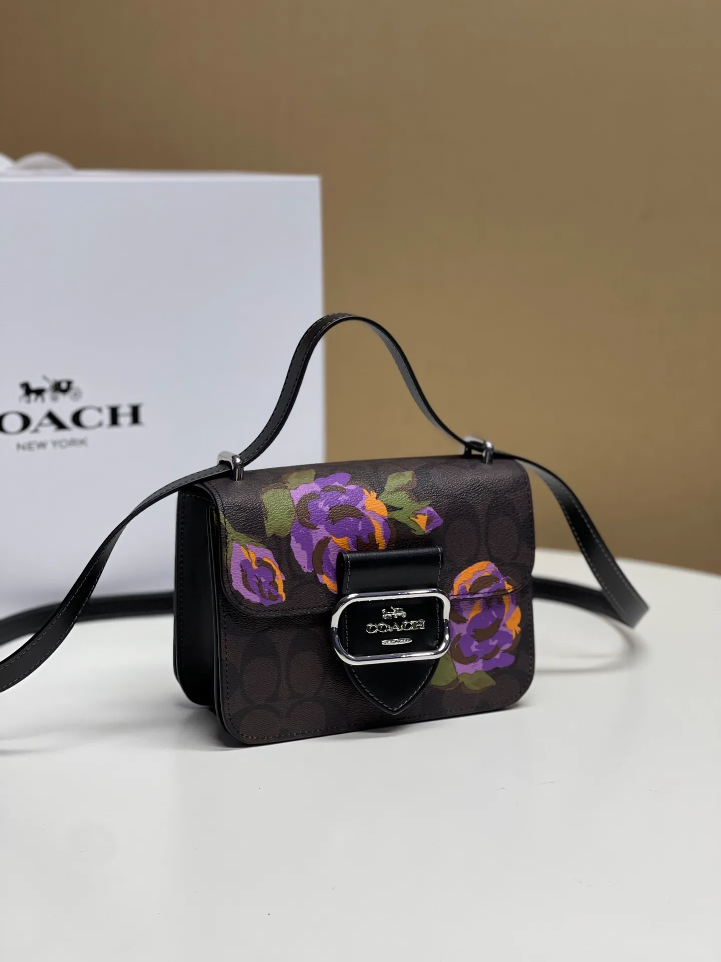 Top original order batch 440💰coach/Coach new model latest August new product model CL415 Morgan series is a must-have for Valentine's Day gifts. Exquisite, compact and playful, wear-resistant and scratch-resistant. The built-in compartment can accommodate a variety of personal belongings. Girls don't have to worry about their belongings when going out. The shoulder strap can be adjusted diagonally or on one shoulder. Super practical