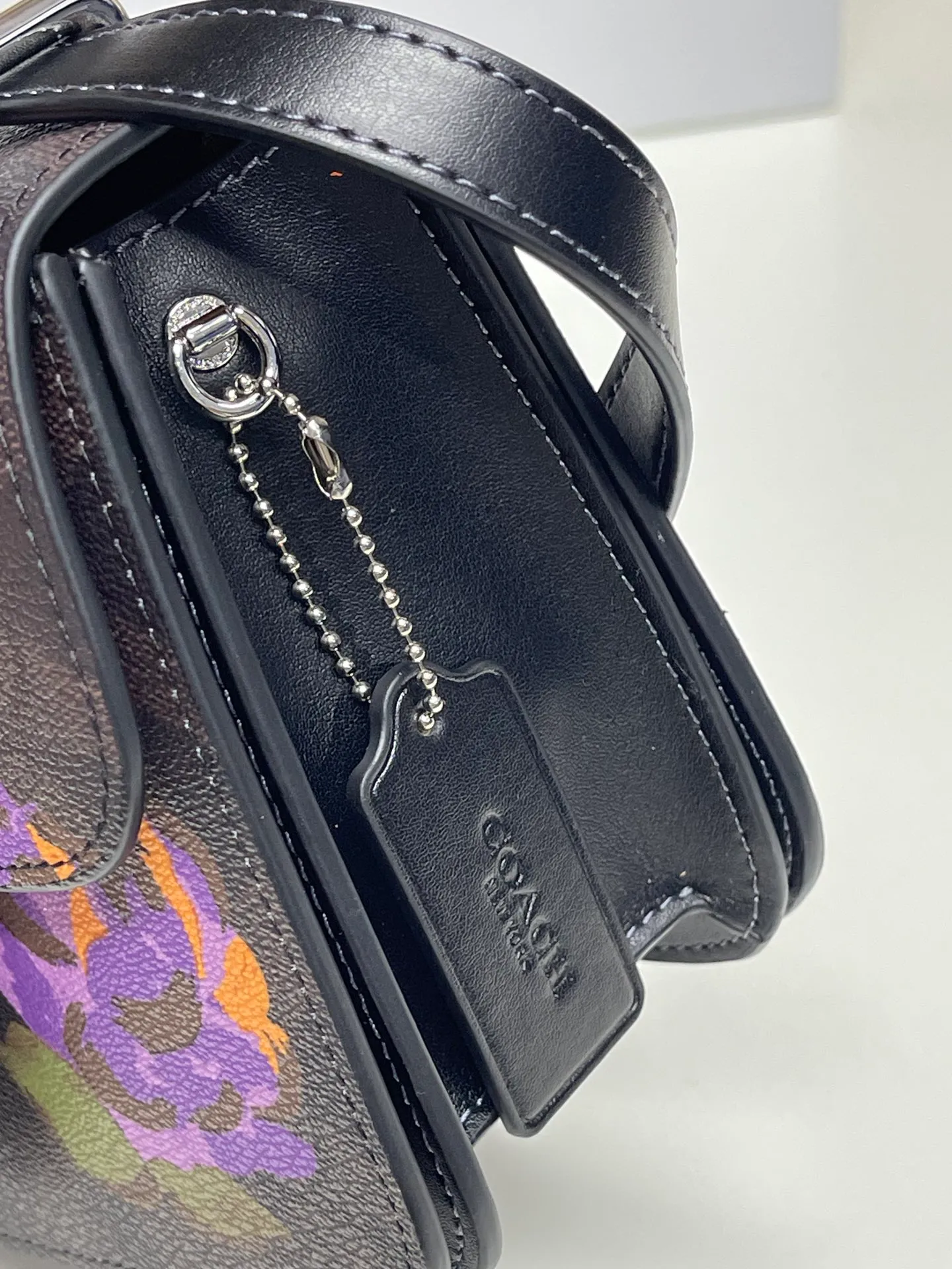 Top original order batch 440💰coach/Coach new model latest August new product model CL415 Morgan series is a must-have for Valentine's Day gifts. Exquisite, compact and playful, wear-resistant and scratch-resistant. The built-in compartment can accommodate a variety of personal belongings. Girls don't have to worry about their belongings when going out. The shoulder strap can be adjusted diagonally or on one shoulder. Super practical