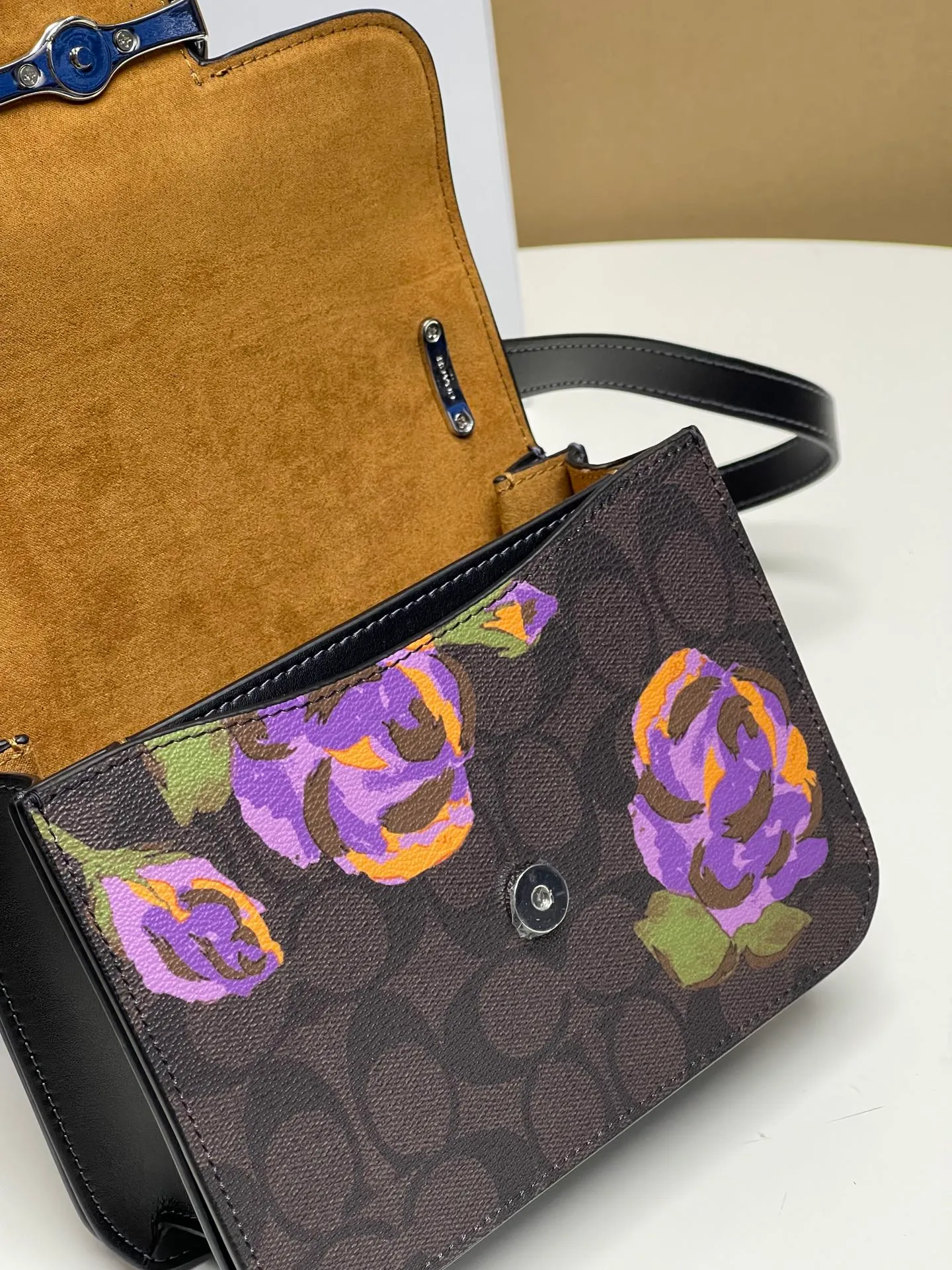 Top original order batch 440💰coach/Coach new model latest August new product model CL415 Morgan series is a must-have for Valentine's Day gifts. Exquisite, compact and playful, wear-resistant and scratch-resistant. The built-in compartment can accommodate a variety of personal belongings. Girls don't have to worry about their belongings when going out. The shoulder strap can be adjusted diagonally or on one shoulder. Super practical
