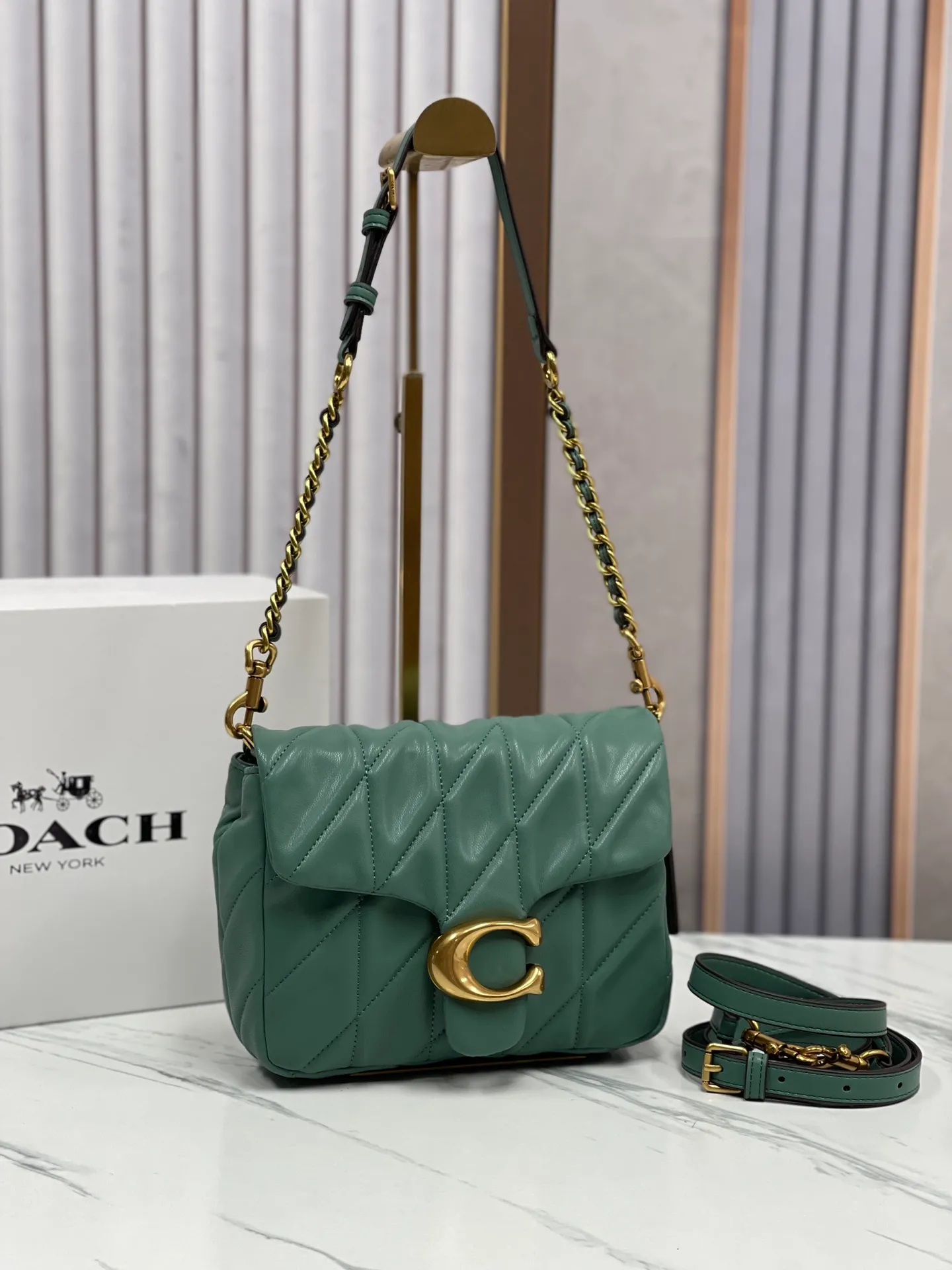 P480💰Coach’s new Square Tabby20 is retro and high-end, with a sheepskin texture. Square shoulder crossbody chain women's bag CW629, size 21×16×7. white black