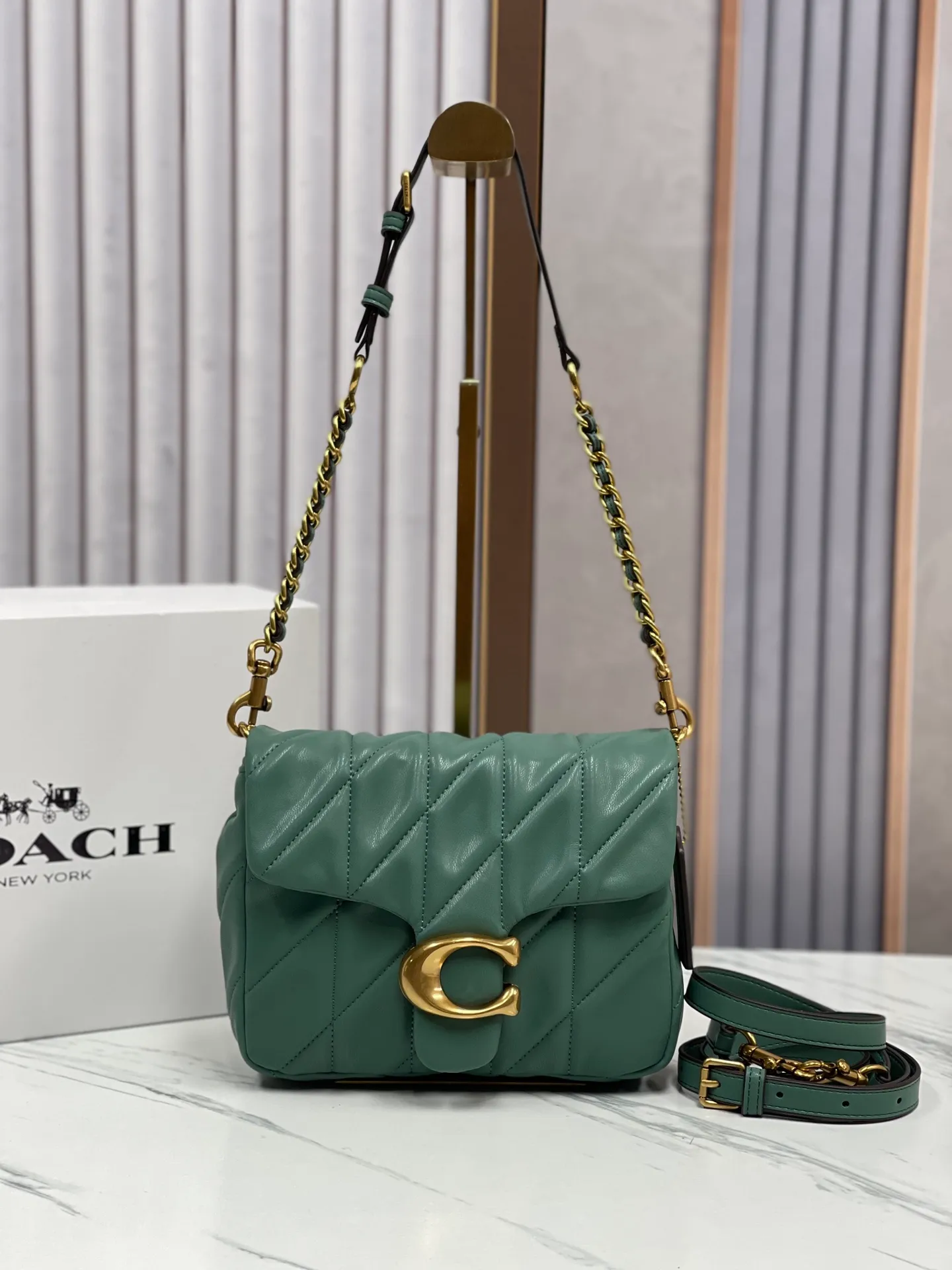P480💰Coach’s new Square Tabby20 is retro and high-end, with a sheepskin texture. Square shoulder crossbody chain women's bag CW629, size 21×16×7. white black