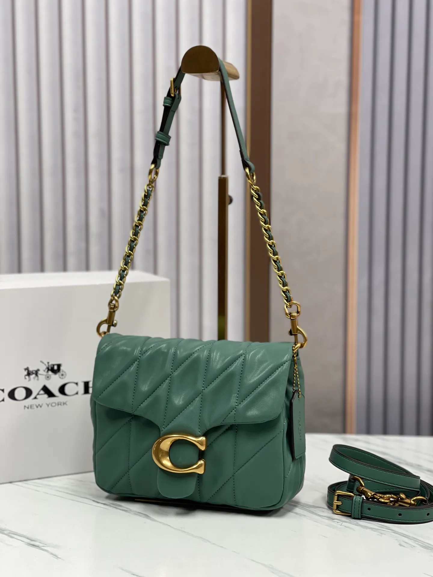 P480💰Coach’s new Square Tabby20 is retro and high-end, with a sheepskin texture. Square shoulder crossbody chain women's bag CW629, size 21×16×7. white black