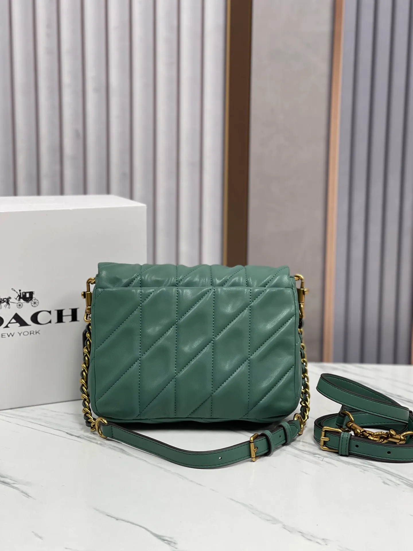 P480💰Coach’s new Square Tabby20 is retro and high-end, with a sheepskin texture. Square shoulder crossbody chain women's bag CW629, size 21×16×7. white black