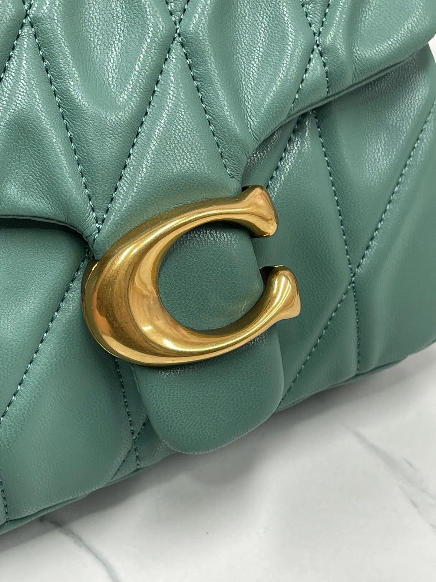 P480💰Coach’s new Square Tabby20 is retro and high-end, with a sheepskin texture. Square shoulder crossbody chain women's bag CW629, size 21×16×7. white black