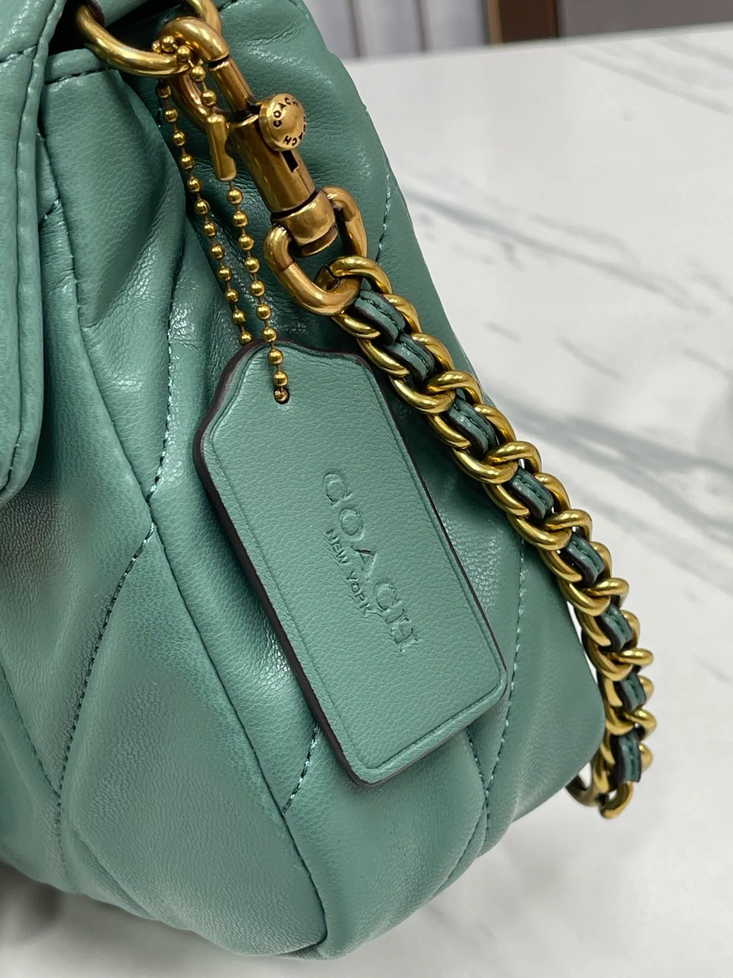 P480💰Coach’s new Square Tabby20 is retro and high-end, with a sheepskin texture. Square shoulder crossbody chain women's bag CW629, size 21×16×7. white black