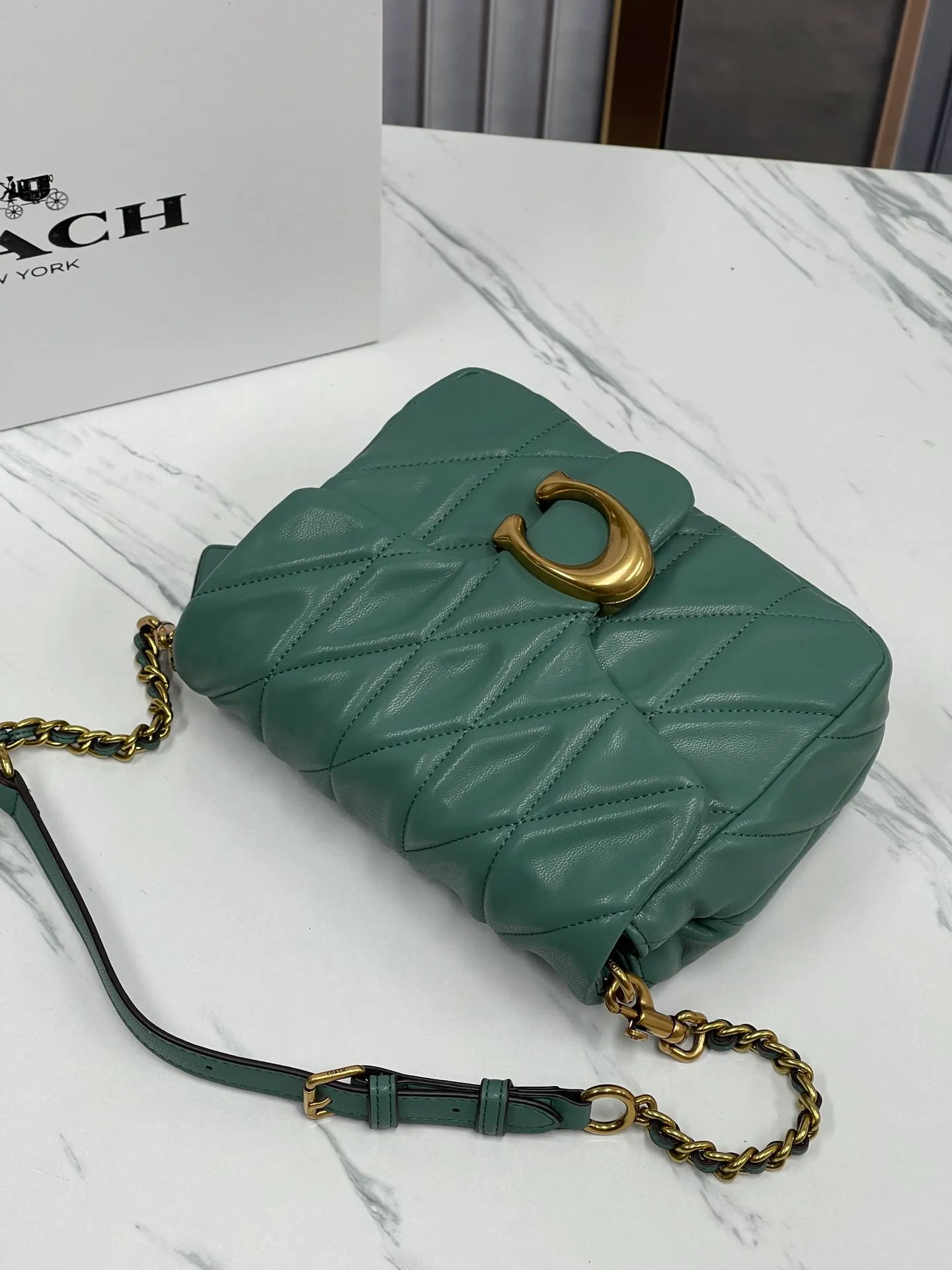 P480💰Coach’s new Square Tabby20 is retro and high-end, with a sheepskin texture. Square shoulder crossbody chain women's bag CW629, size 21×16×7. white black