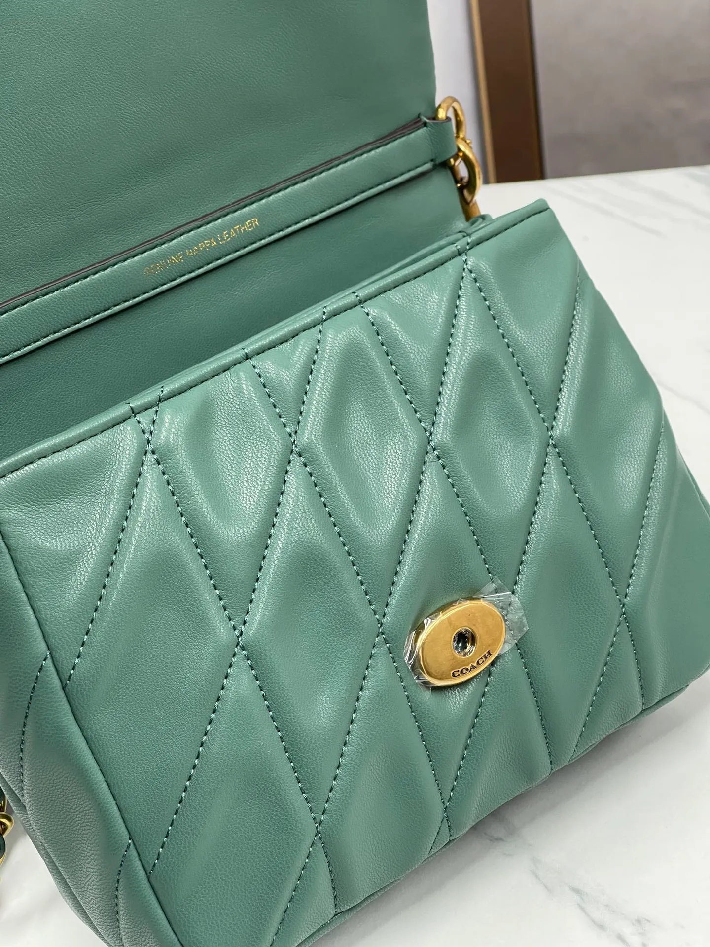 P480💰Coach’s new Square Tabby20 is retro and high-end, with a sheepskin texture. Square shoulder crossbody chain women's bag CW629, size 21×16×7. white black