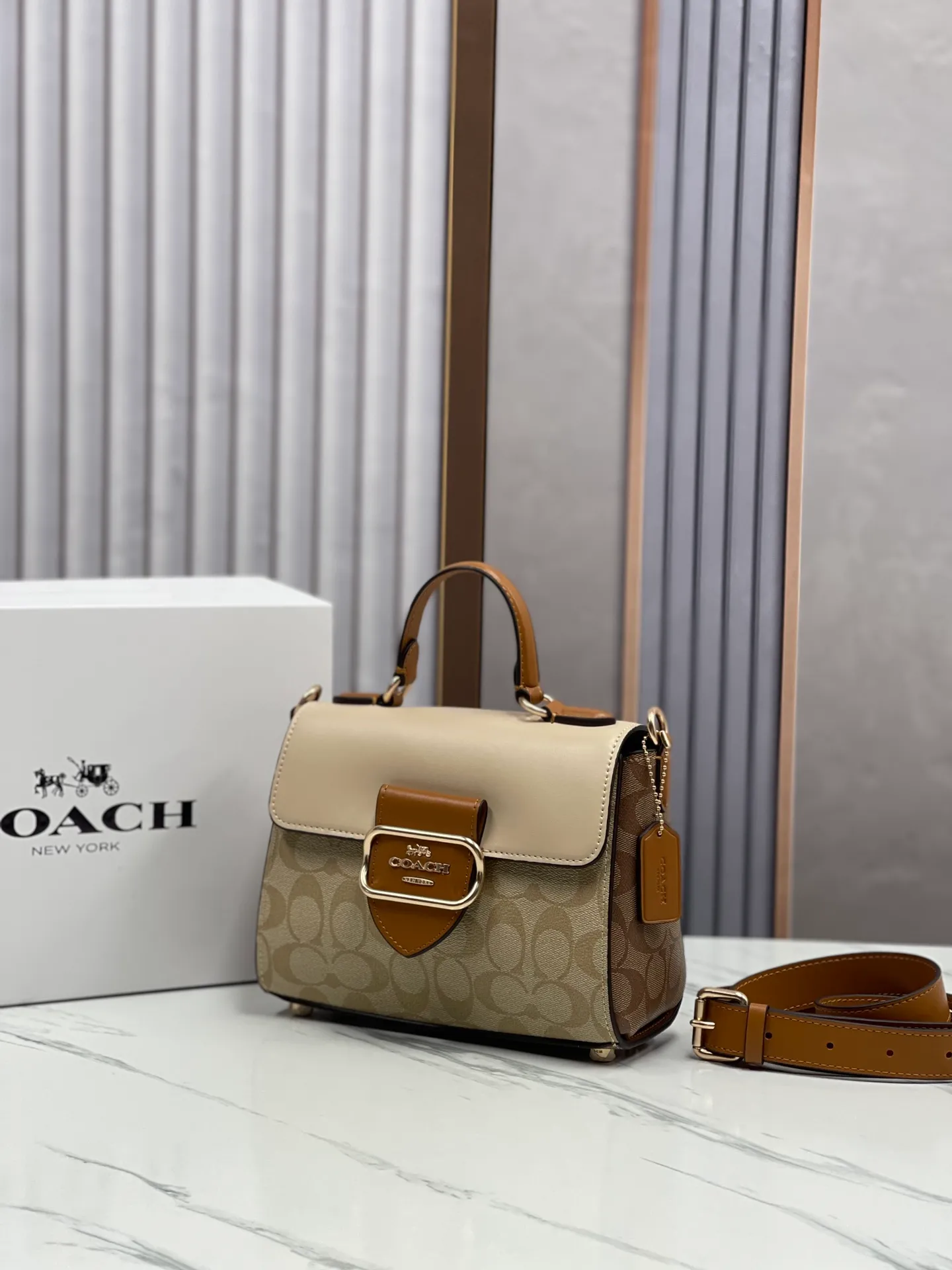 Batch 480💰COACH new March new product morgan. CR327 cream white is super soft and a must-have for trendy fashionistas. The cream white bag is so easy to match and it is so soft. It can be matched casually to create a whole atmosphere. The capacity is also very large. It is completely ok to carry mobile phones and electronic treasures. Folding umbrellas are enough for daily commuting to work! Size 21/16/11.