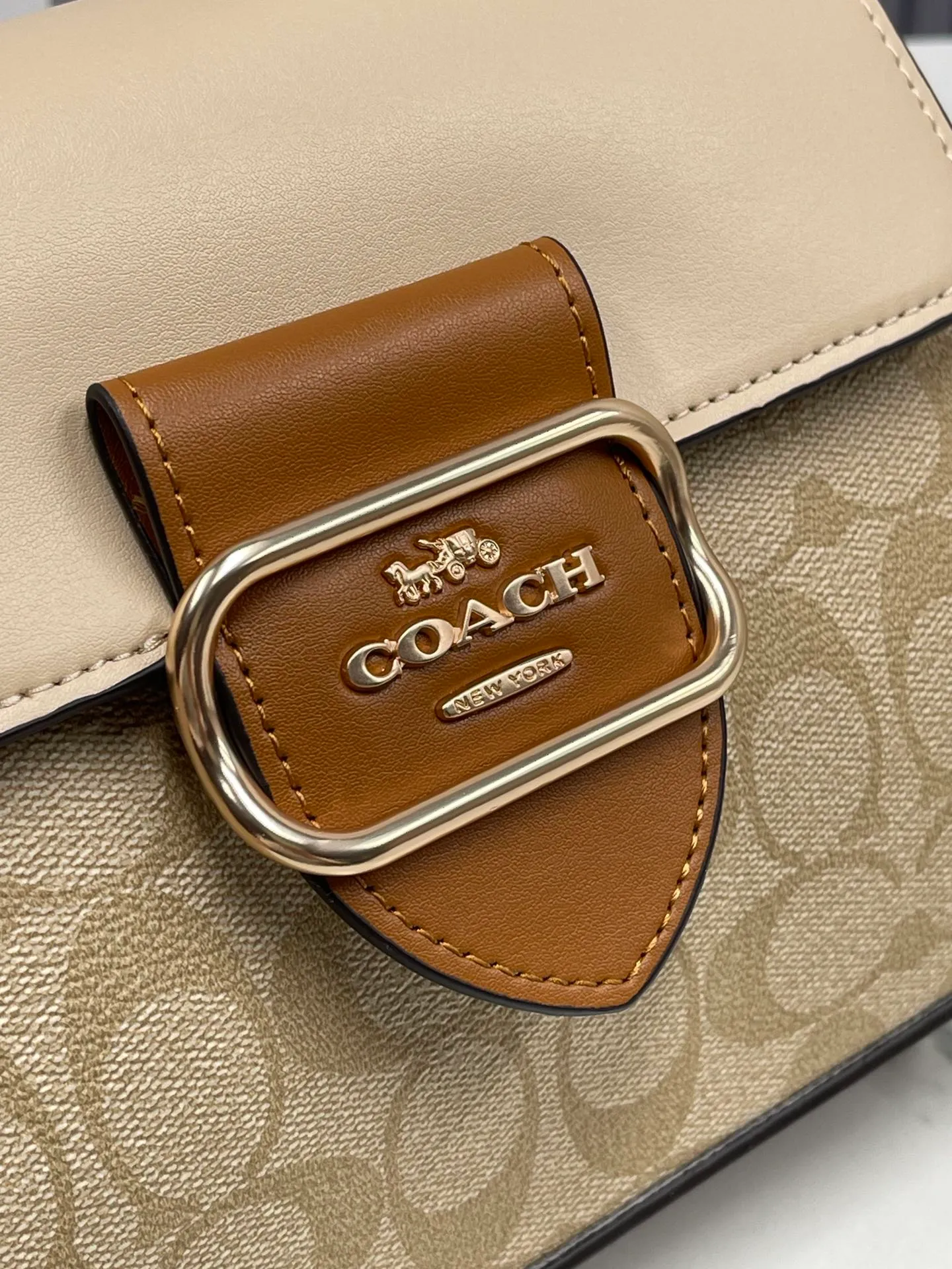 Batch 480💰COACH new March new product morgan. CR327 cream white is super soft and a must-have for trendy fashionistas. The cream white bag is so easy to match and it is so soft. It can be matched casually to create a whole atmosphere. The capacity is also very large. It is completely ok to carry mobile phones and electronic treasures. Folding umbrellas are enough for daily commuting to work! Size 21/16/11.
