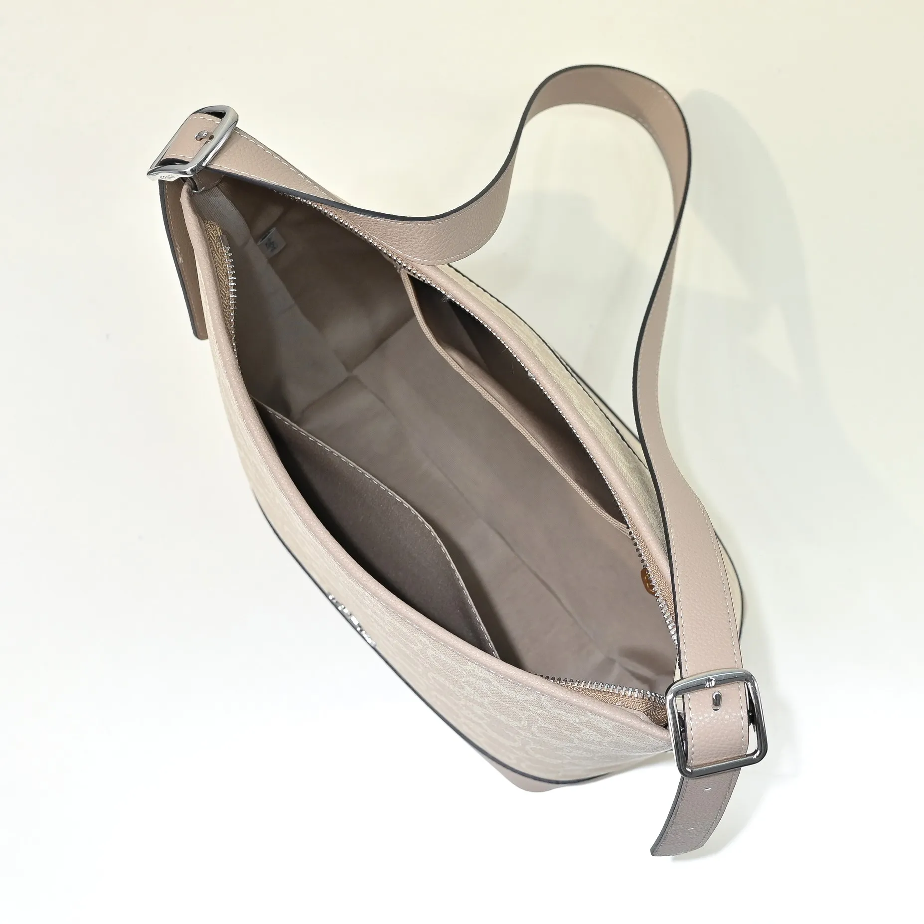 P380 [Top original order] Style number: CBH20 Size: 23*28.5*11.5cm