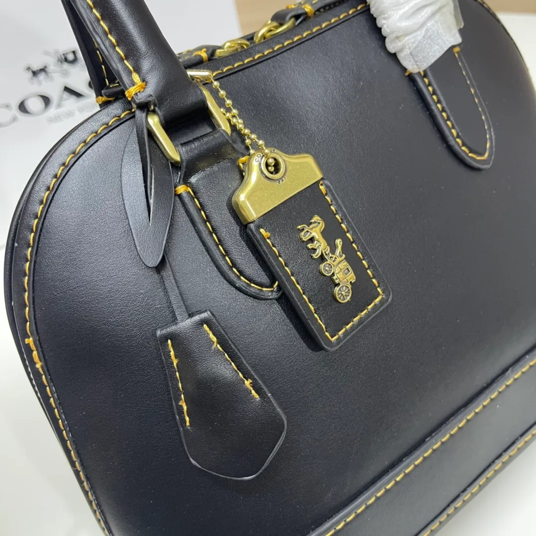 Top original order, batch 500💰coach/Coach new model number: CC411 Shell bag Classic style, newly upgraded 1941 series Suitcase handle design, full of retro style Large capacity, perfect for autumn and winter handbags Smooth cowhide material Never-ending classic, every age group has a different charm when carrying it, can be matched with different styles New small design ideas, listing The key cover and padlock elements show the charm of a luxurious coach. Babies who like retro style should not miss it~ Size: 26*20*12