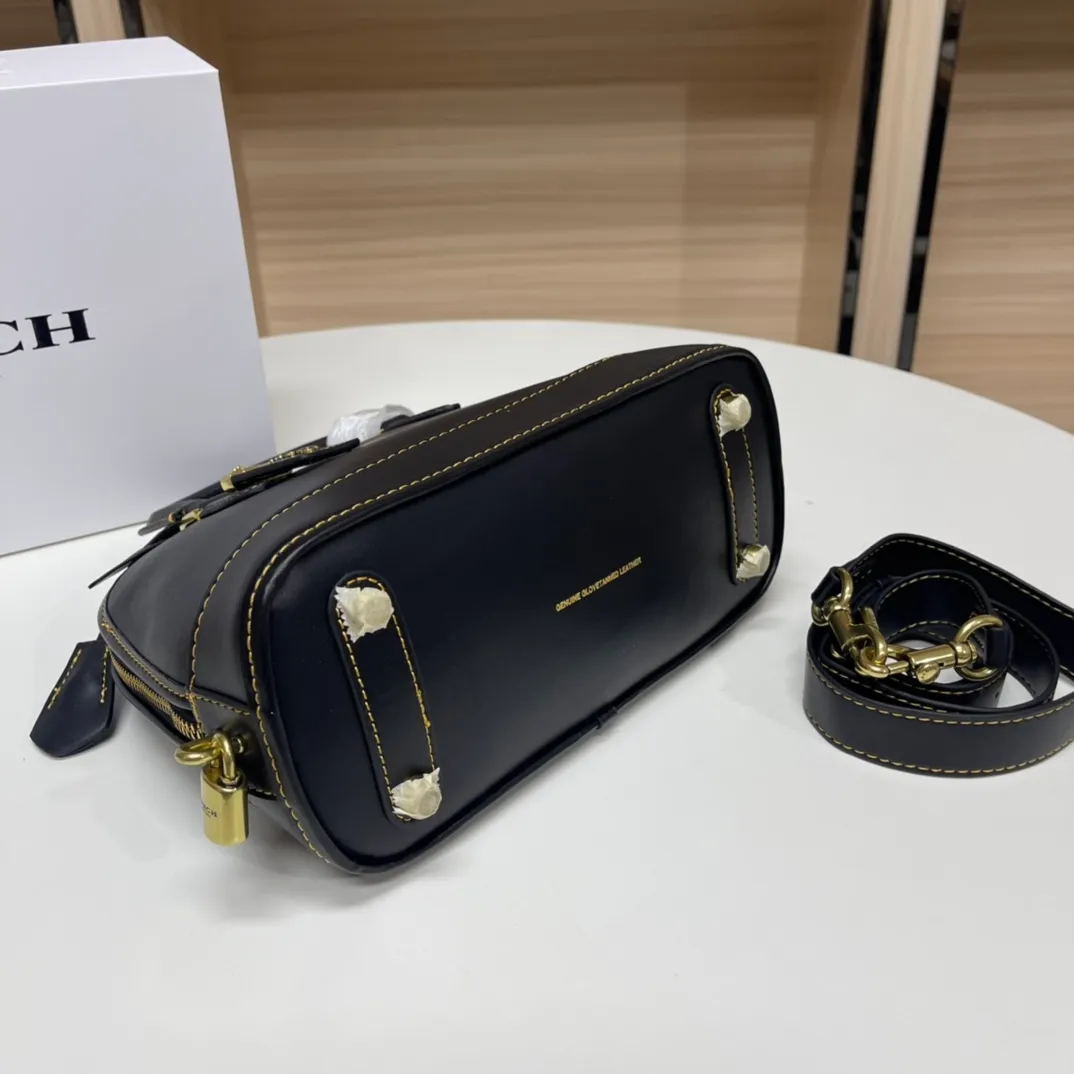 Top original order, batch 500💰coach/Coach new model number: CC411 Shell bag Classic style, newly upgraded 1941 series Suitcase handle design, full of retro style Large capacity, perfect for autumn and winter handbags Smooth cowhide material Never-ending classic, every age group has a different charm when carrying it, can be matched with different styles New small design ideas, listing The key cover and padlock elements show the charm of a luxurious coach. Babies who like retro style should not miss it~ Size: 26*20*12