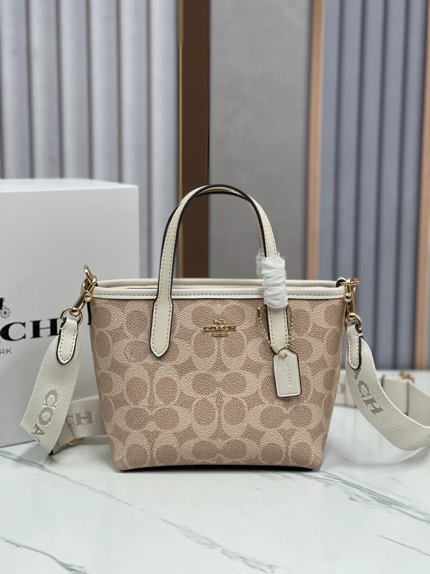 P360¥Coach’s new Mini City mini tote cross-body dumpling bag model CW032 counter actual shot, size 17*14*8