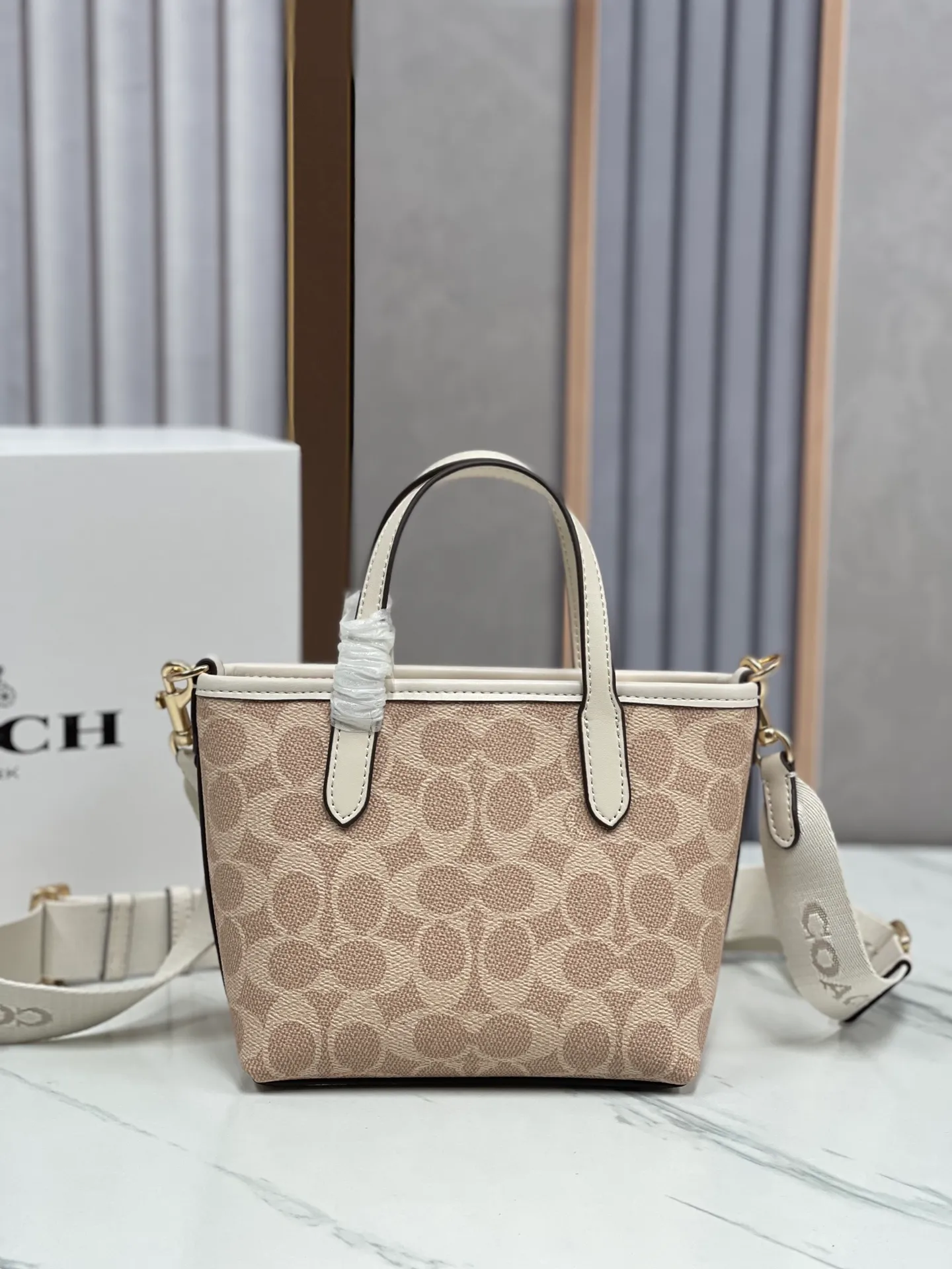 P360¥Coach’s new Mini City mini tote cross-body dumpling bag model CW032 counter actual shot, size 17*14*8
