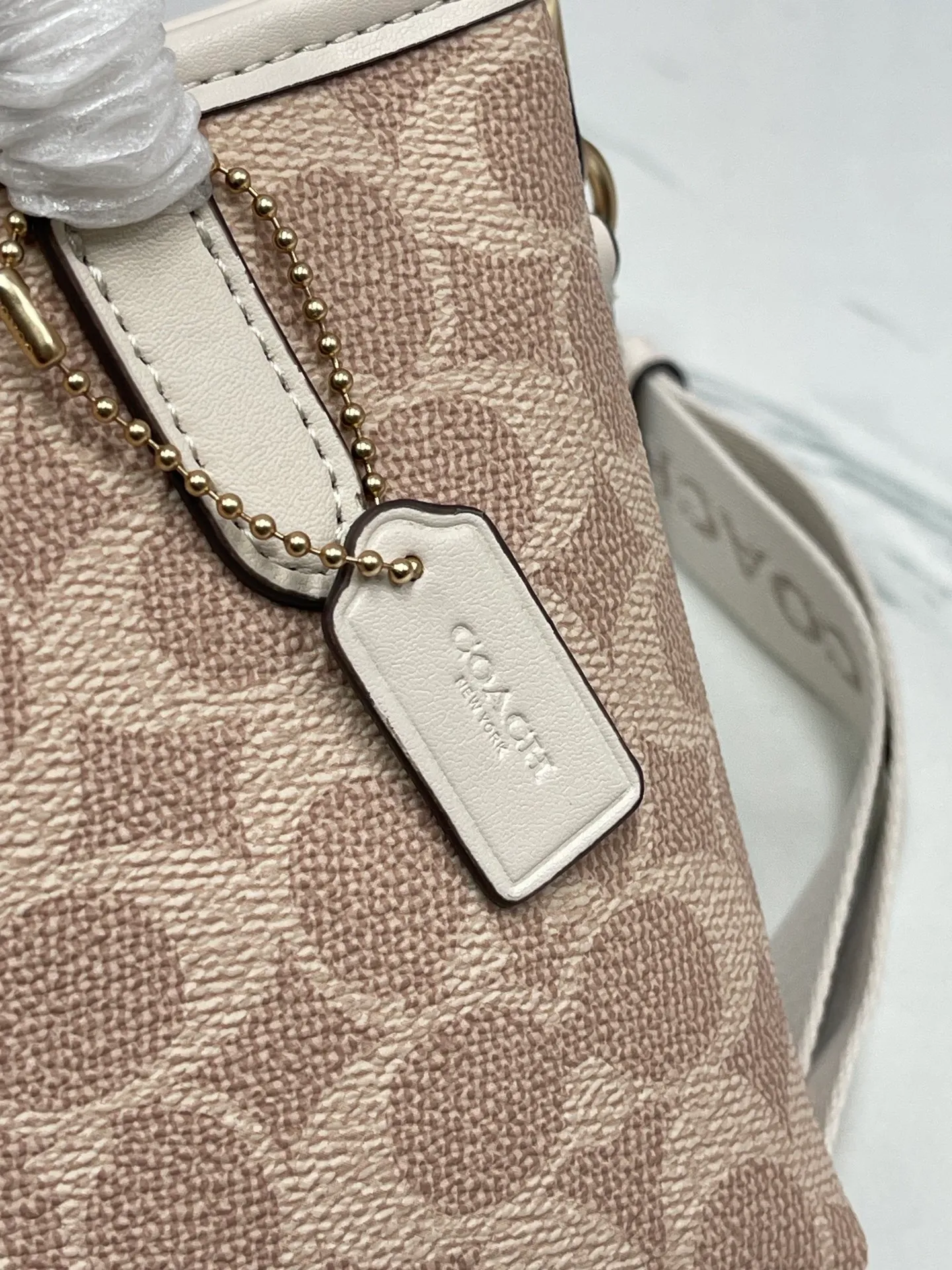 P360¥Coach’s new Mini City mini tote cross-body dumpling bag model CW032 counter actual shot, size 17*14*8