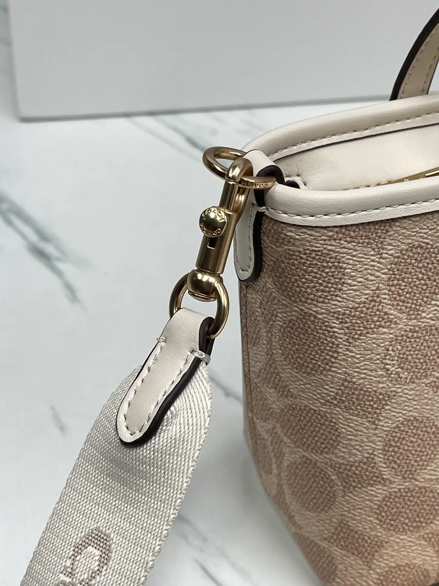 P360¥Coach’s new Mini City mini tote cross-body dumpling bag model CW032 counter actual shot, size 17*14*8