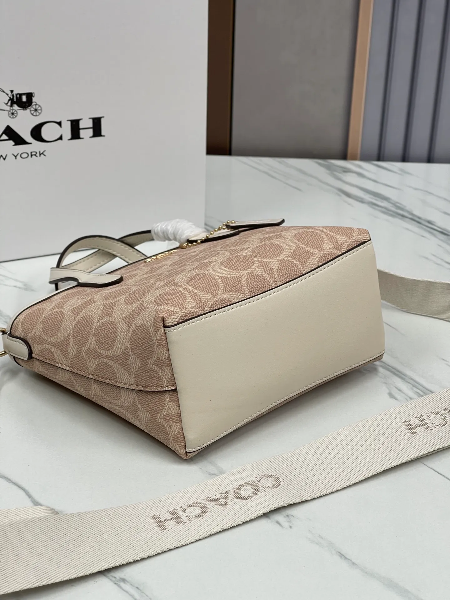 P360¥Coach’s new Mini City mini tote cross-body dumpling bag model CW032 counter actual shot, size 17*14*8