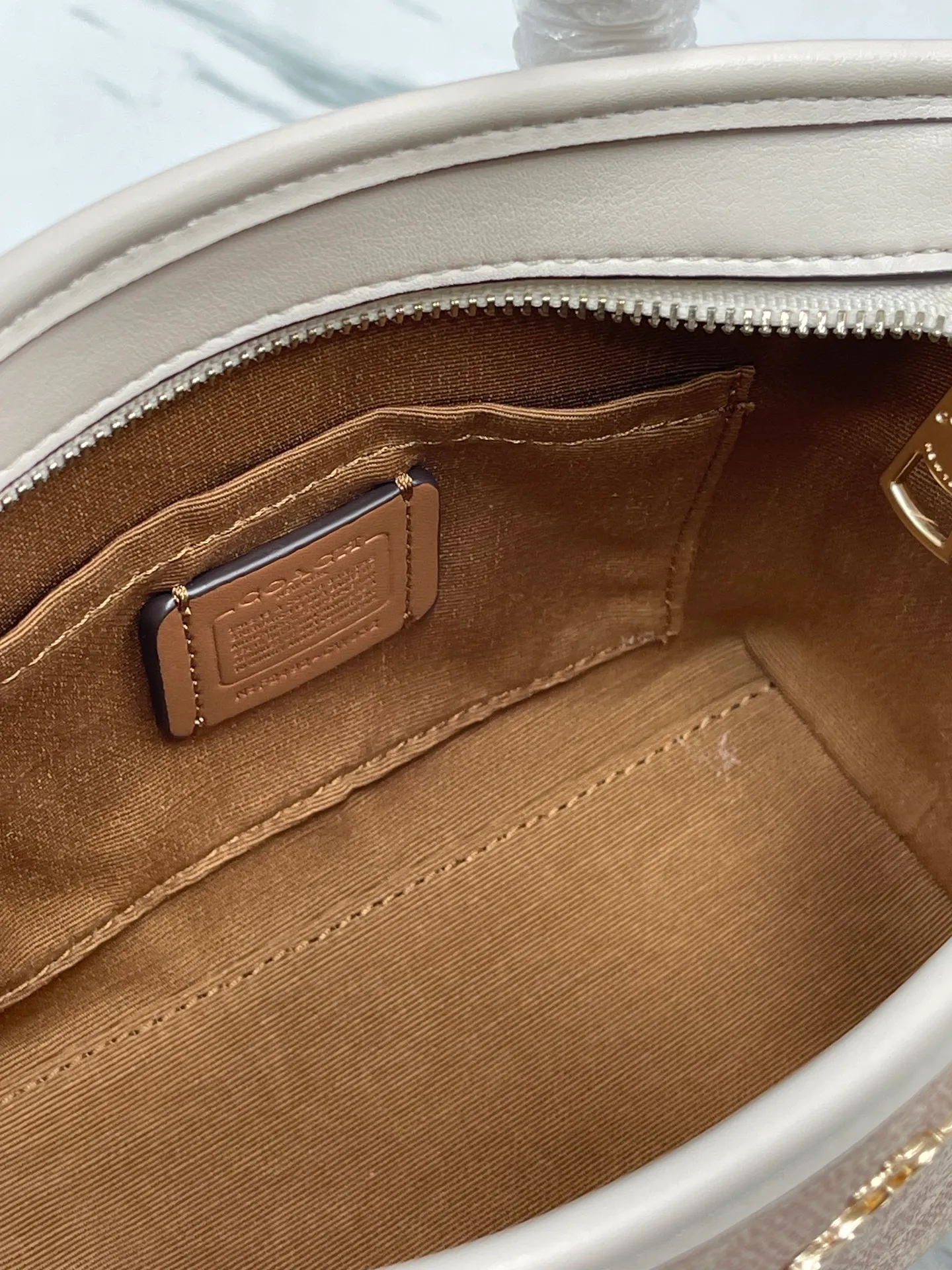P360¥Coach’s new Mini City mini tote cross-body dumpling bag model CW032 counter actual shot, size 17*14*8