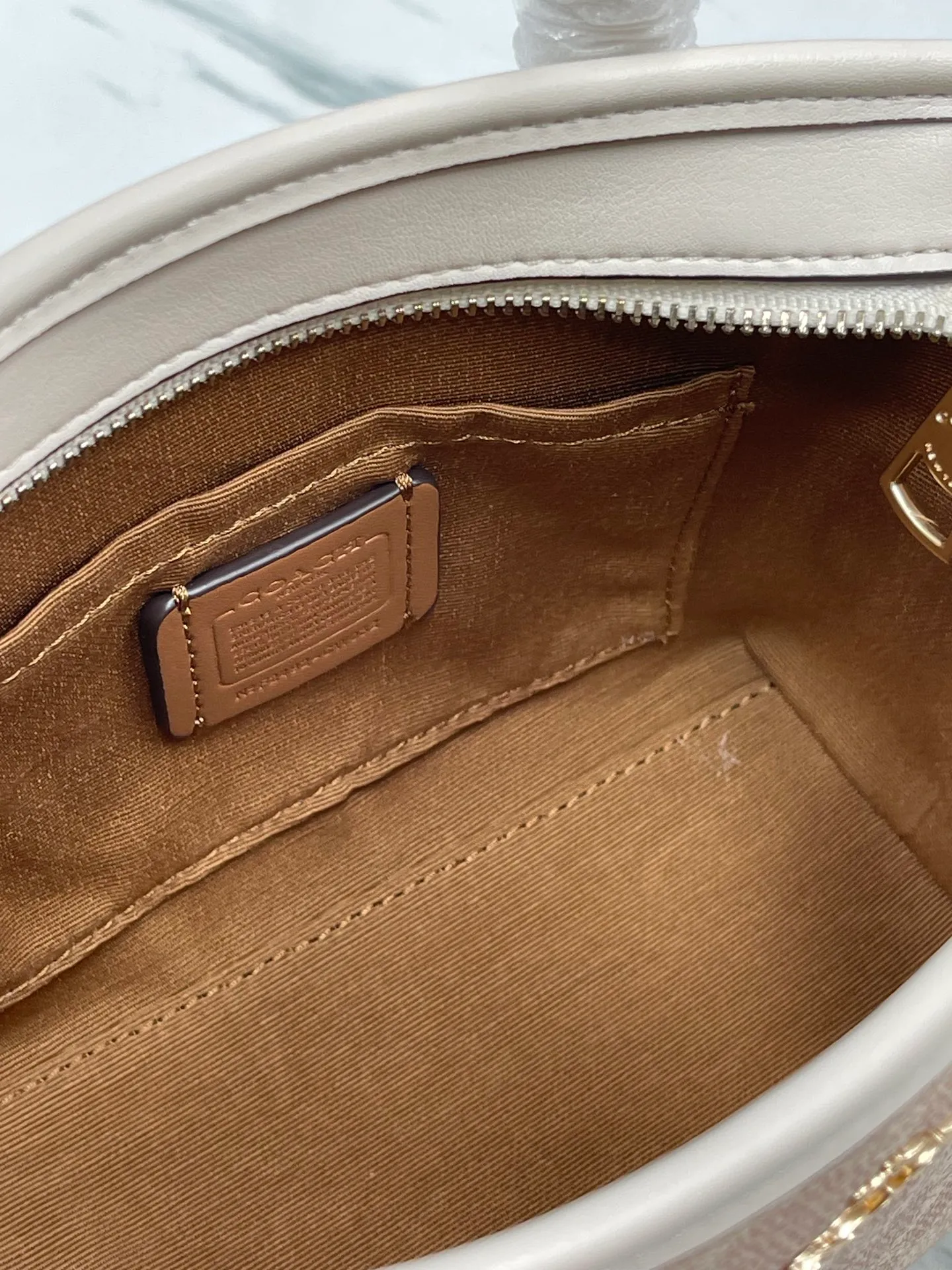 P360¥Coach’s new Mini City mini tote cross-body dumpling bag model CW032 counter actual shot, size 17*14*8