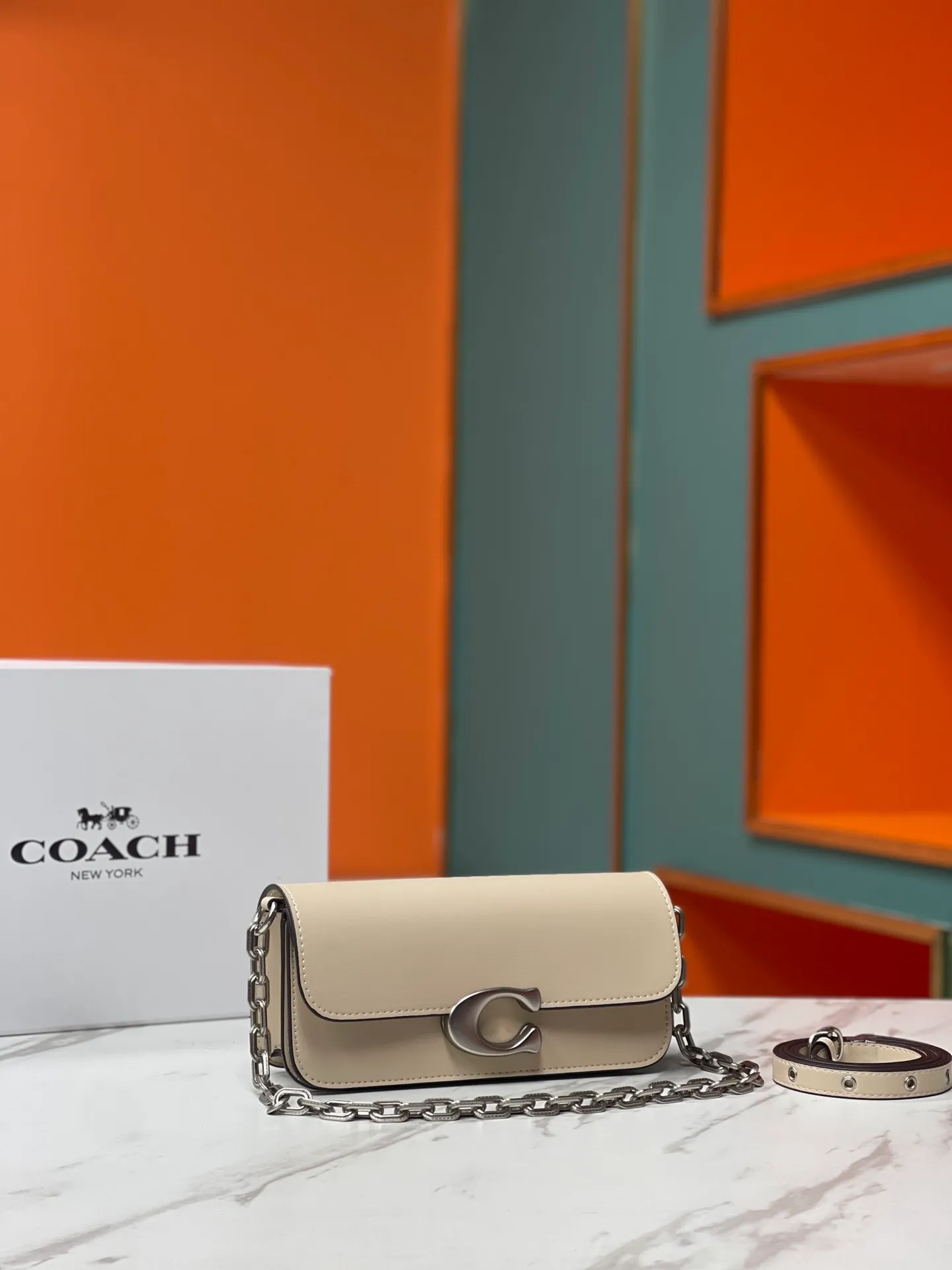 Batch 500💰💃Coach’s latest crossbody bag💐The shoulder strap design has a full score of 100. The leather detachable shoulder strap is also equipped with a retro old chain + leather shoulder strap. The large brand logoC is particularly obvious on the accordion-style sides. The material is lined with nappa sheepskin. The texture is very good! #coachNew #Chain Bag Model CP362. Size 24X10X7