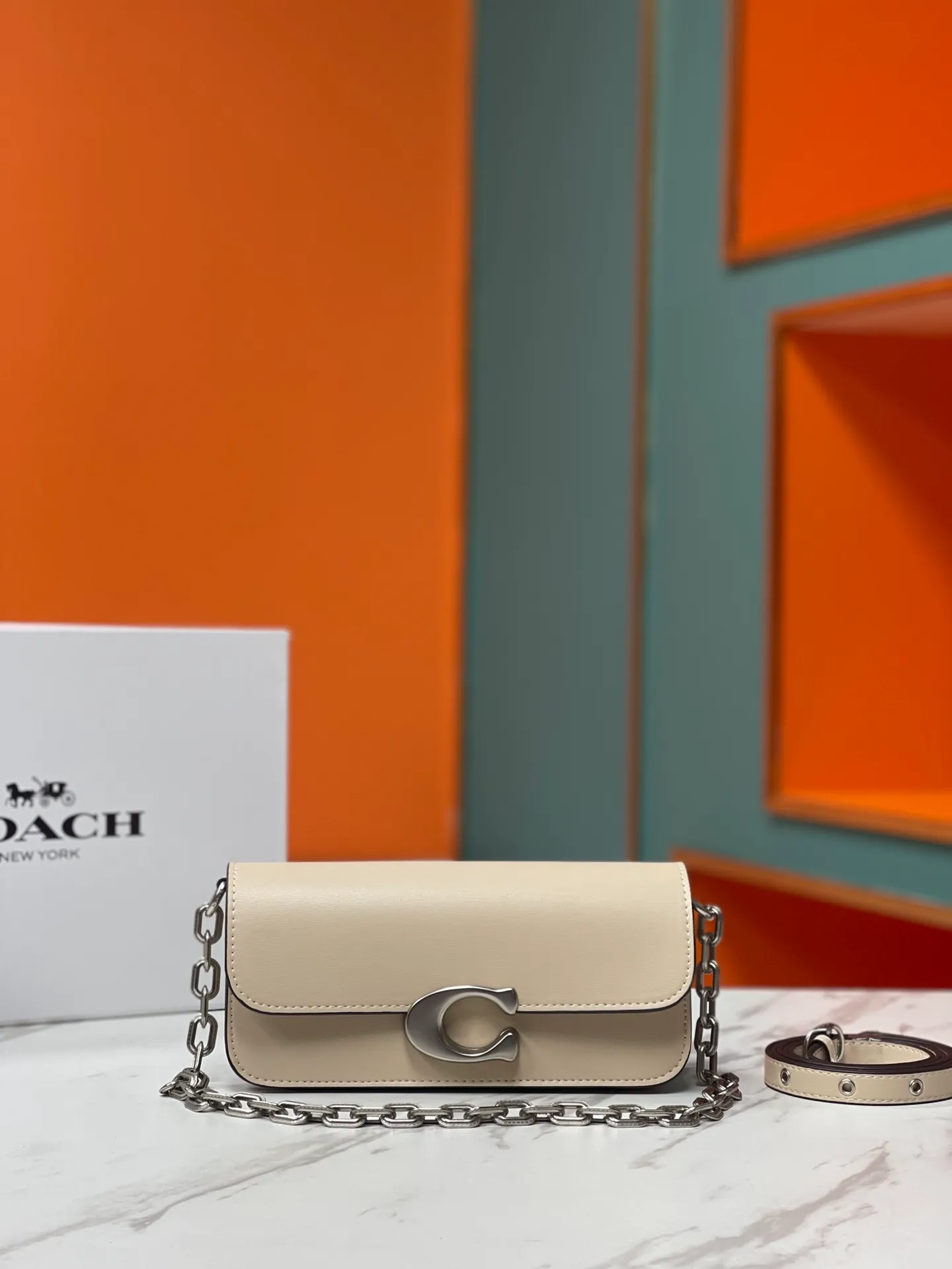 Batch 500💰💃Coach’s latest crossbody bag💐The shoulder strap design has a full score of 100. The leather detachable shoulder strap is also equipped with a retro old chain + leather shoulder strap. The large brand logoC is particularly obvious on the accordion-style sides. The material is lined with nappa sheepskin. The texture is very good! #coachNew #Chain Bag Model CP362. Size 24X10X7