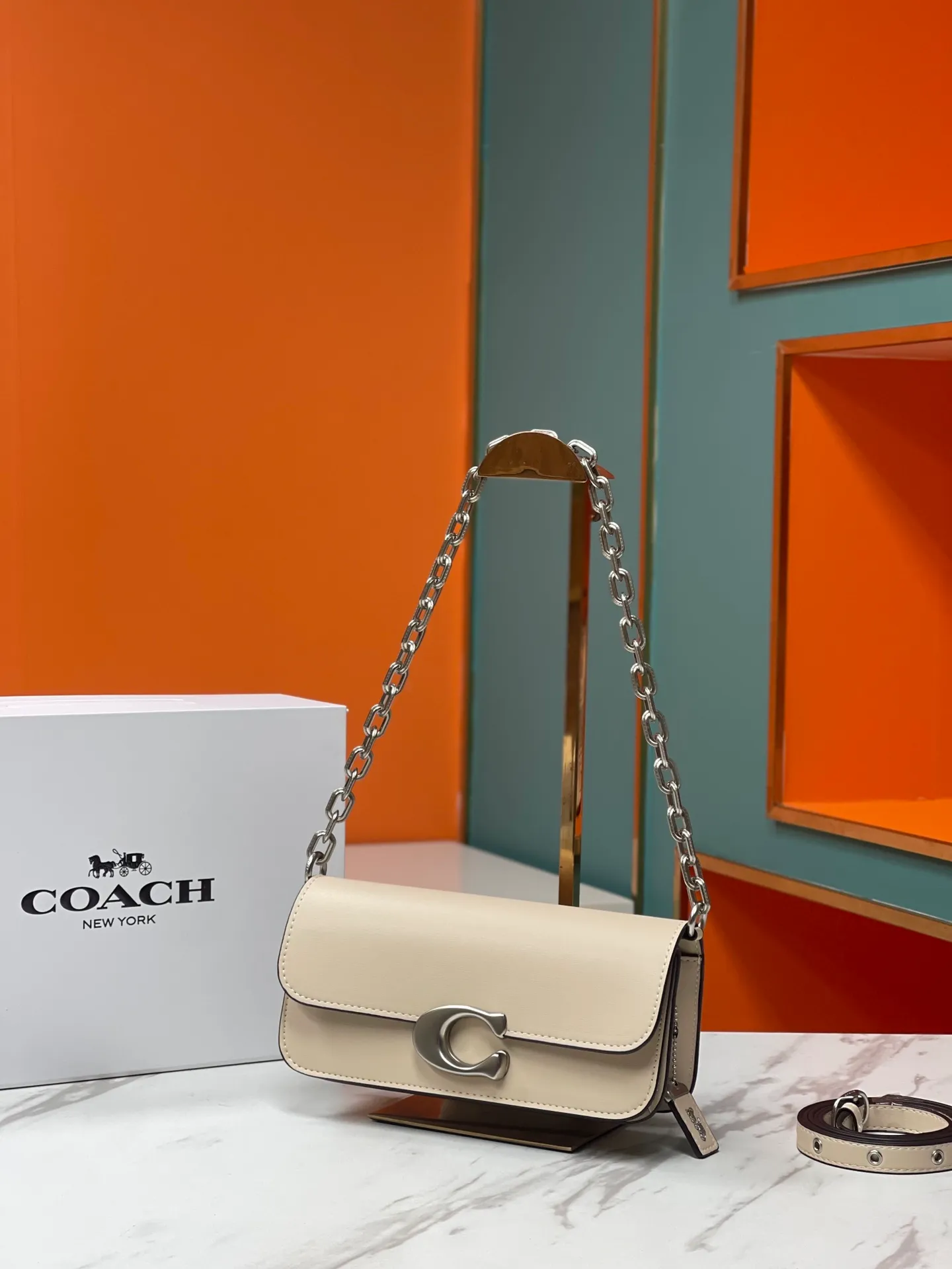 Batch 500💰💃Coach’s latest crossbody bag💐The shoulder strap design has a full score of 100. The leather detachable shoulder strap is also equipped with a retro old chain + leather shoulder strap. The large brand logoC is particularly obvious on the accordion-style sides. The material is lined with nappa sheepskin. The texture is very good! #coachNew #Chain Bag Model CP362. Size 24X10X7