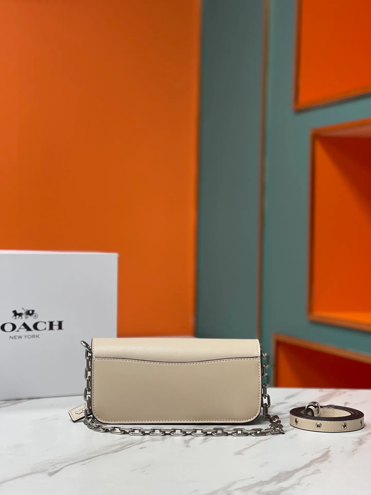 Batch 500💰💃Coach’s latest crossbody bag💐The shoulder strap design has a full score of 100. The leather detachable shoulder strap is also equipped with a retro old chain + leather shoulder strap. The large brand logoC is particularly obvious on the accordion-style sides. The material is lined with nappa sheepskin. The texture is very good! #coachNew #Chain Bag Model CP362. Size 24X10X7