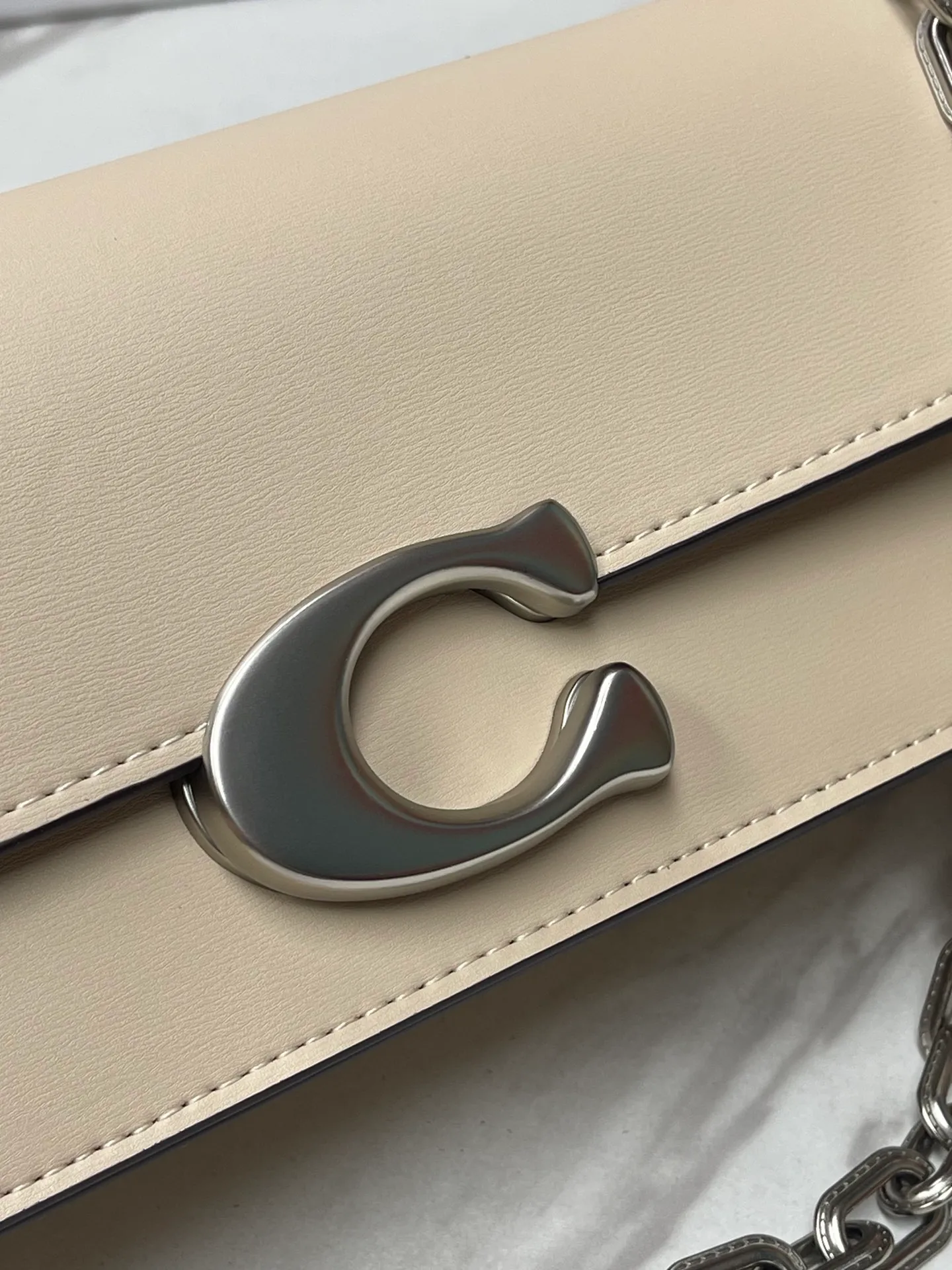 Batch 500💰💃Coach’s latest crossbody bag💐The shoulder strap design has a full score of 100. The leather detachable shoulder strap is also equipped with a retro old chain + leather shoulder strap. The large brand logoC is particularly obvious on the accordion-style sides. The material is lined with nappa sheepskin. The texture is very good! #coachNew #Chain Bag Model CP362. Size 24X10X7