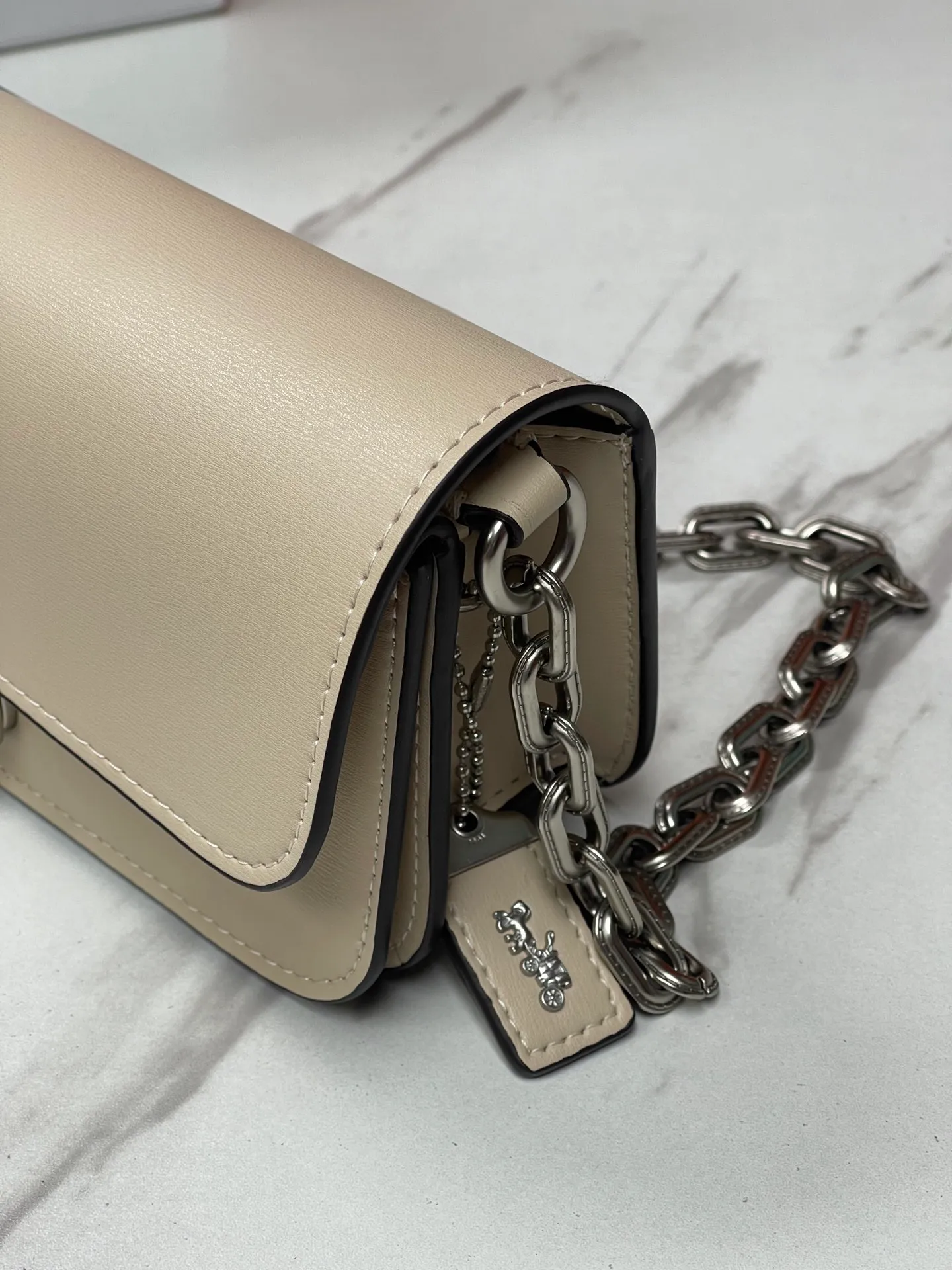 Batch 500💰💃Coach’s latest crossbody bag💐The shoulder strap design has a full score of 100. The leather detachable shoulder strap is also equipped with a retro old chain + leather shoulder strap. The large brand logoC is particularly obvious on the accordion-style sides. The material is lined with nappa sheepskin. The texture is very good! #coachNew #Chain Bag Model CP362. Size 24X10X7