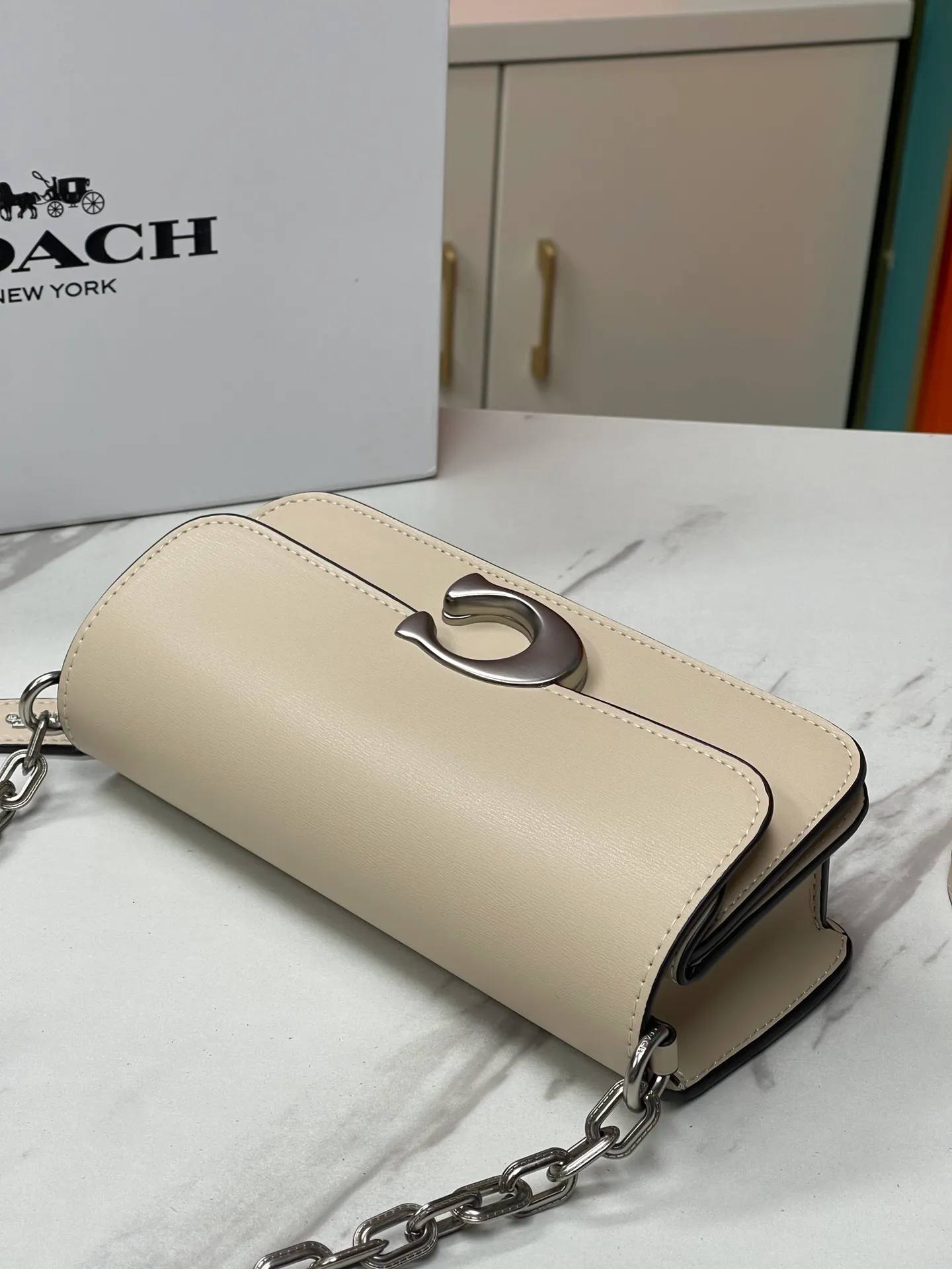 Batch 500💰💃Coach’s latest crossbody bag💐The shoulder strap design has a full score of 100. The leather detachable shoulder strap is also equipped with a retro old chain + leather shoulder strap. The large brand logoC is particularly obvious on the accordion-style sides. The material is lined with nappa sheepskin. The texture is very good! #coachNew #Chain Bag Model CP362. Size 24X10X7