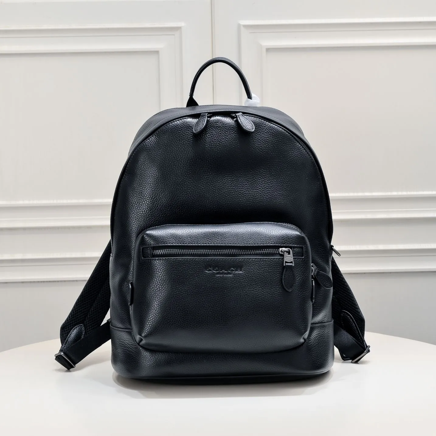 COACH men's cowhide computer school bag 2854 is made entirely of imported first-layer cowhide and feels super good! It can be used for work or leisure, and is a must-have for travel. It can hold a variety of personal belongings and has a large capacity! Fashionable, practical and handsome! Highly recommended! Size:31*43*14cm