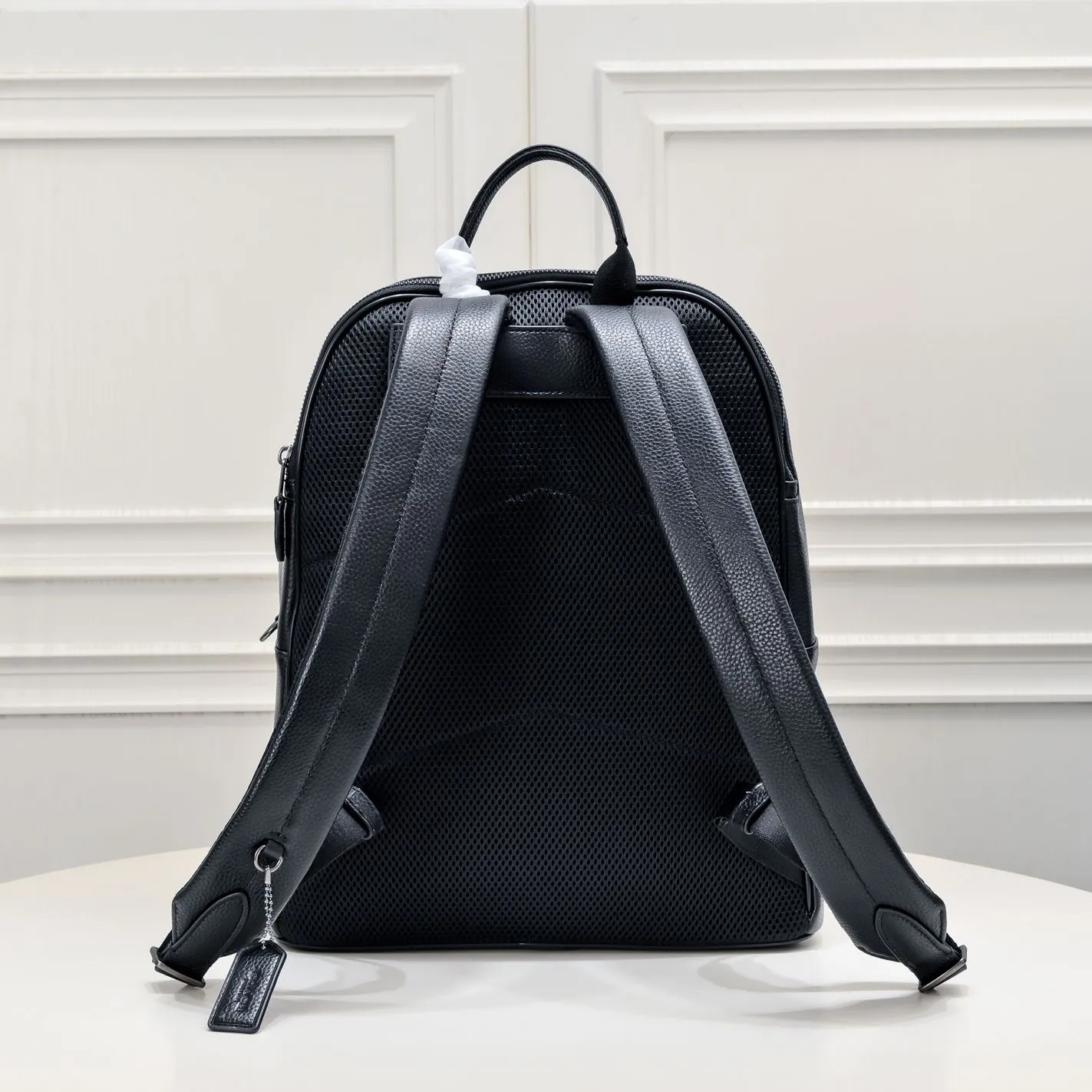 COACH men's cowhide computer school bag 2854 is made entirely of imported first-layer cowhide and feels super good! It can be used for work or leisure, and is a must-have for travel. It can hold a variety of personal belongings and has a large capacity! Fashionable, practical and handsome! Highly recommended! Size:31*43*14cm