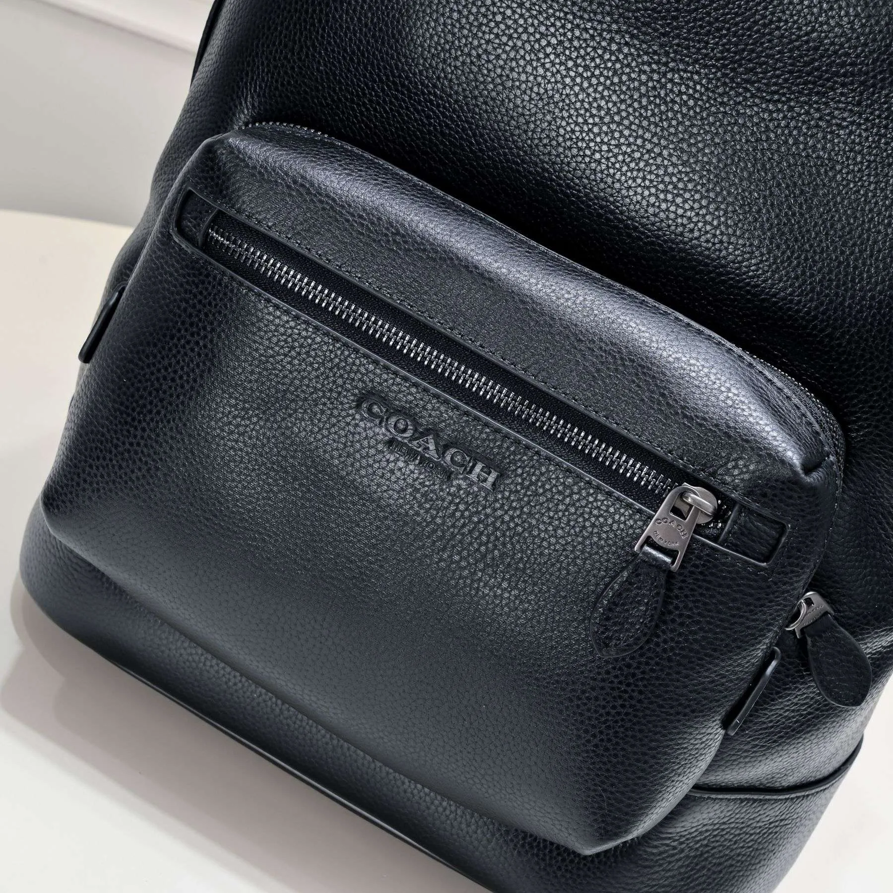COACH men's cowhide computer school bag 2854 is made entirely of imported first-layer cowhide and feels super good! It can be used for work or leisure, and is a must-have for travel. It can hold a variety of personal belongings and has a large capacity! Fashionable, practical and handsome! Highly recommended! Size:31*43*14cm