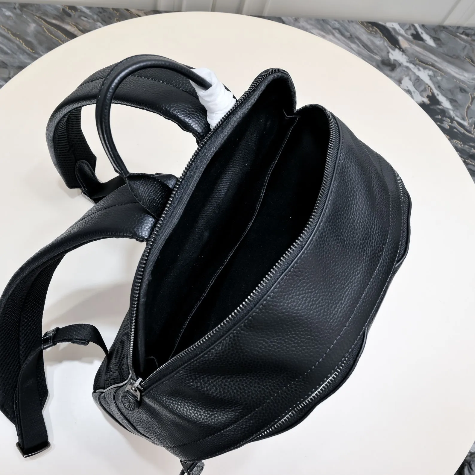COACH men's cowhide computer school bag 2854 is made entirely of imported first-layer cowhide and feels super good! It can be used for work or leisure, and is a must-have for travel. It can hold a variety of personal belongings and has a large capacity! Fashionable, practical and handsome! Highly recommended! Size:31*43*14cm