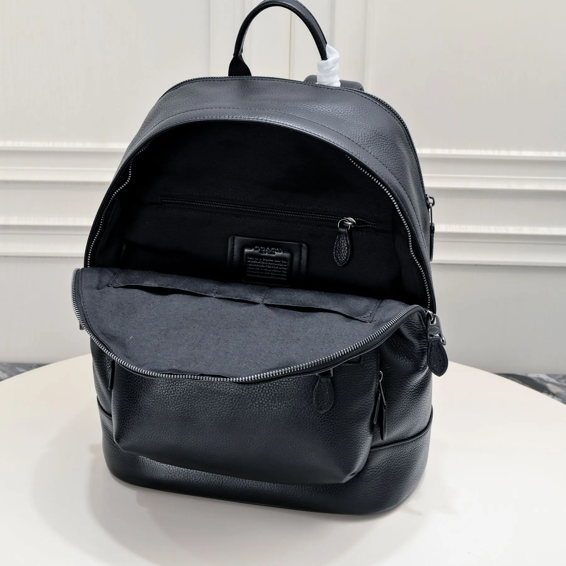 COACH men's cowhide computer school bag 2854 is made entirely of imported first-layer cowhide and feels super good! It can be used for work or leisure, and is a must-have for travel. It can hold a variety of personal belongings and has a large capacity! Fashionable, practical and handsome! Highly recommended! Size:31*43*14cm